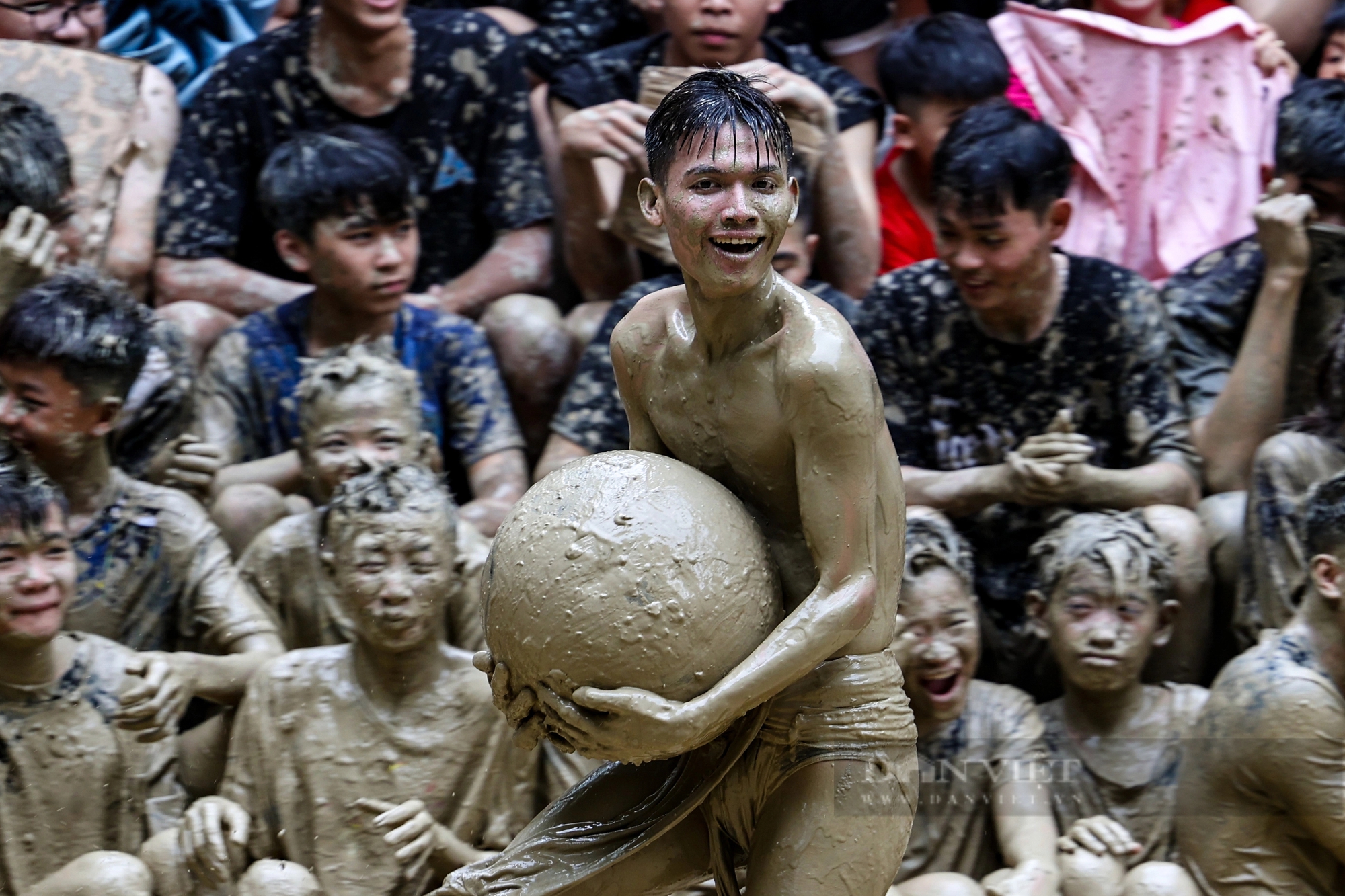 Trai tráng đóng khố vật quả cầu bùn nặng 20 kg ở Bắc Giang- Ảnh 14.