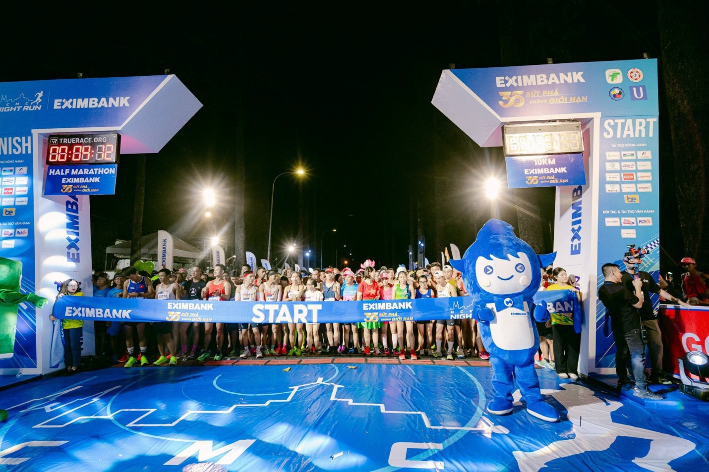 Ho Chi Minh City Night Run Eximbank thành công rực rỡ  - lan tỏa tinh thần năng động và “bứt phá” đến cộng đồng- Ảnh 4.