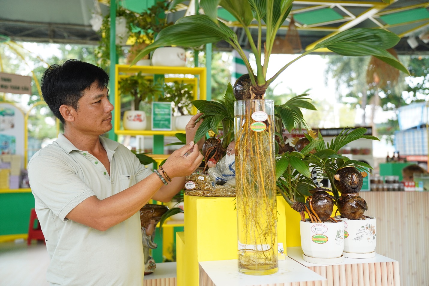 Ghé hội chợ OCOP TP.HCM ngắm bonsai dừa, nếm cá trắm kho riềng, nem cua bể- Ảnh 5.