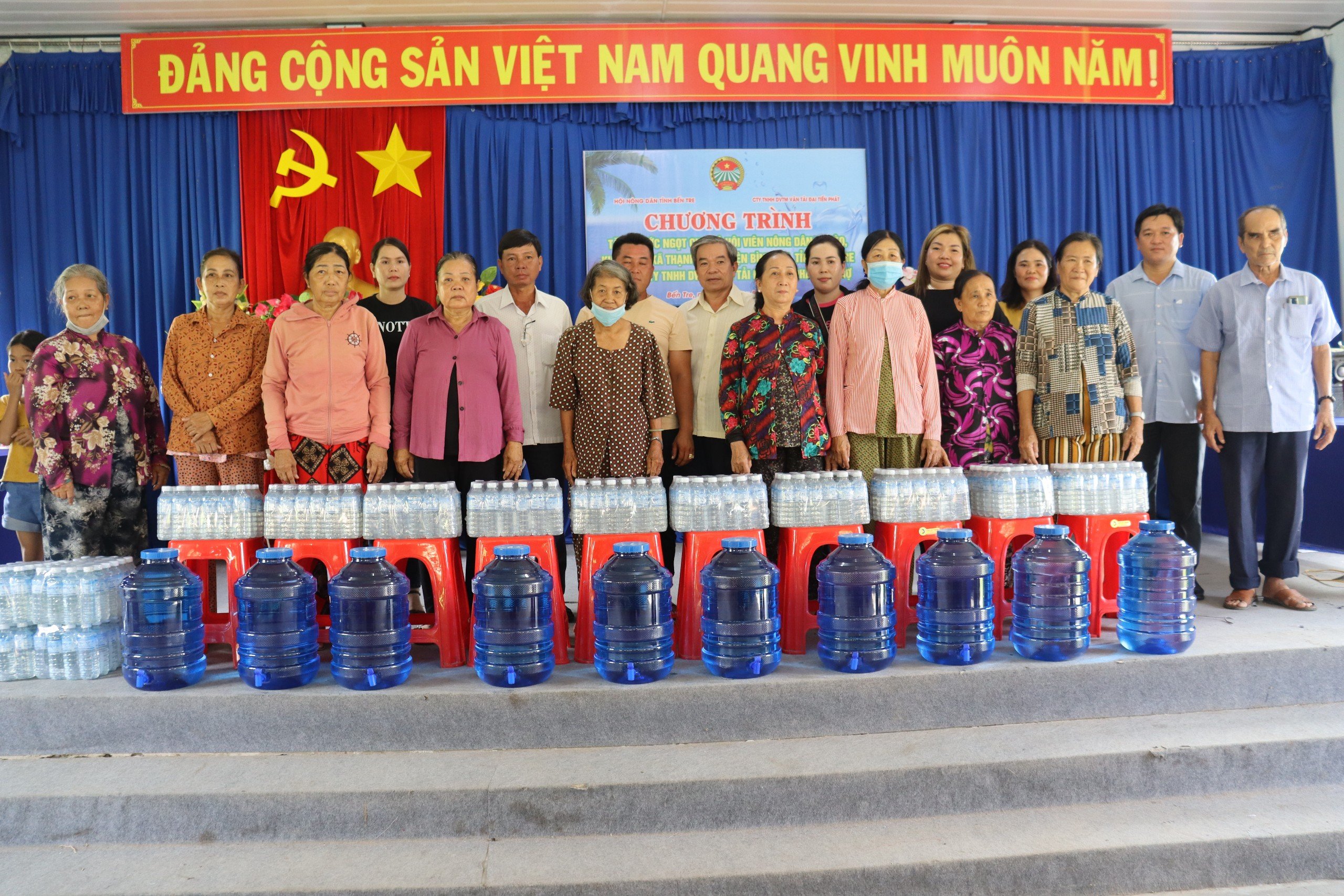 Hội Nông dân tỉnh Bến Tre trao nước ngọt cho nông dân huyện Bình Đại- Ảnh 1.