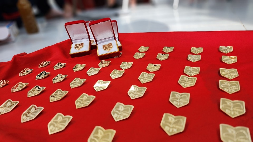 2 trường THPT tặng vàng miếng, logo mạ vàng 9999 cho học sinh, giáo viên gây tranh cãi- Ảnh 2.