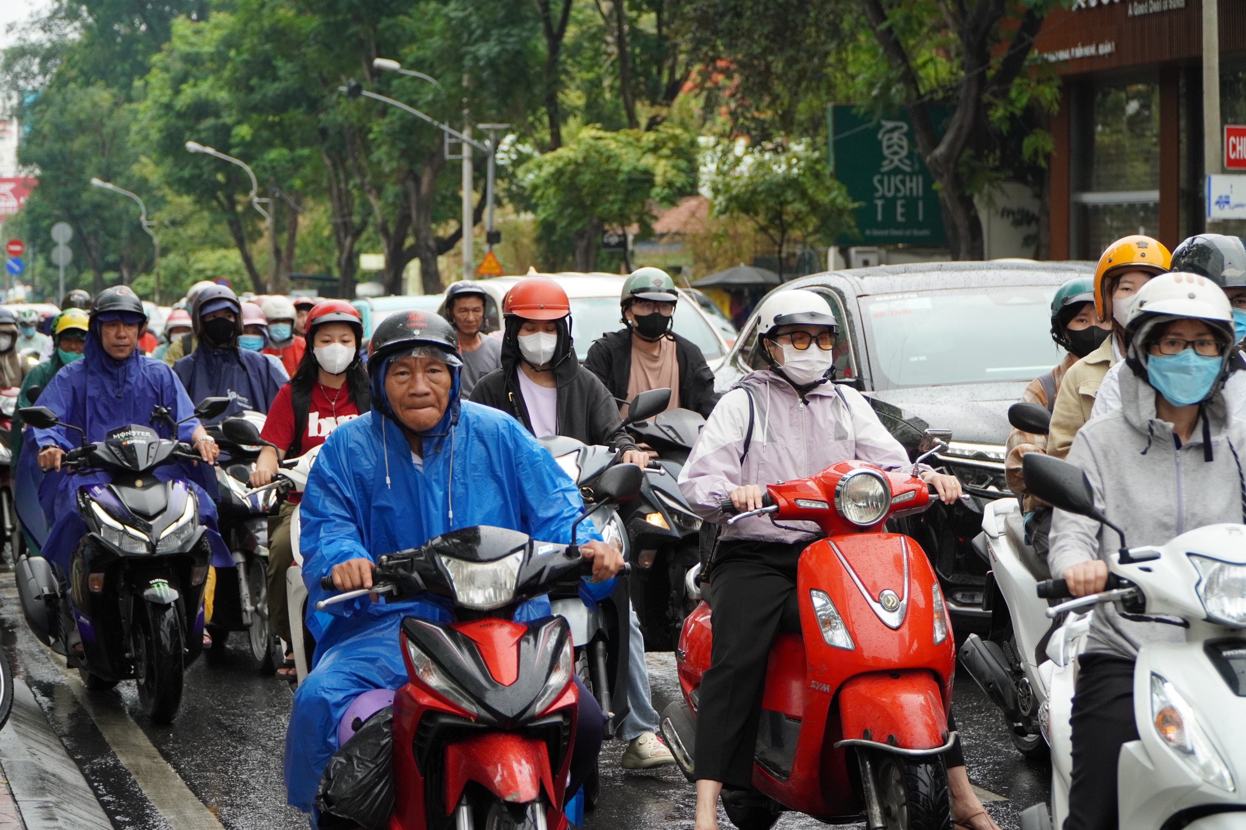 Trung tâm TP.HCM kẹt cứng người và phương tiện sau cơn mưa lớn lúc sáng sớm- Ảnh 3.