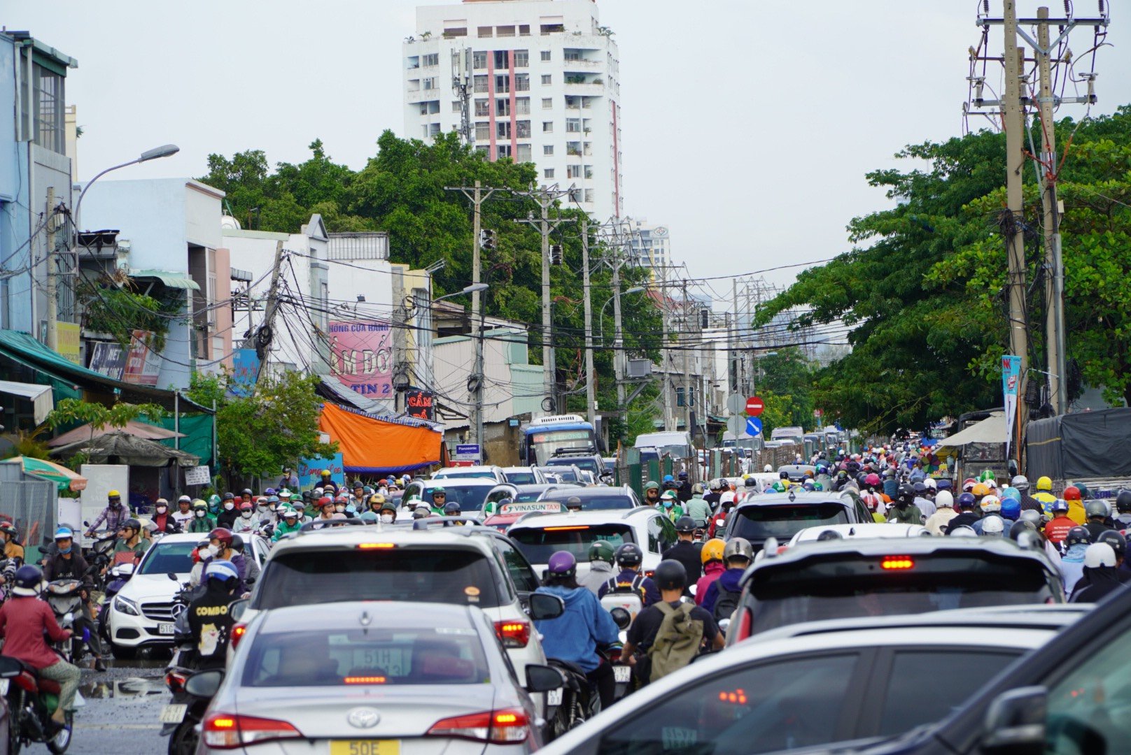 Trung tâm TP.HCM kẹt cứng người và phương tiện sau cơn mưa lớn lúc sáng sớm- Ảnh 5.