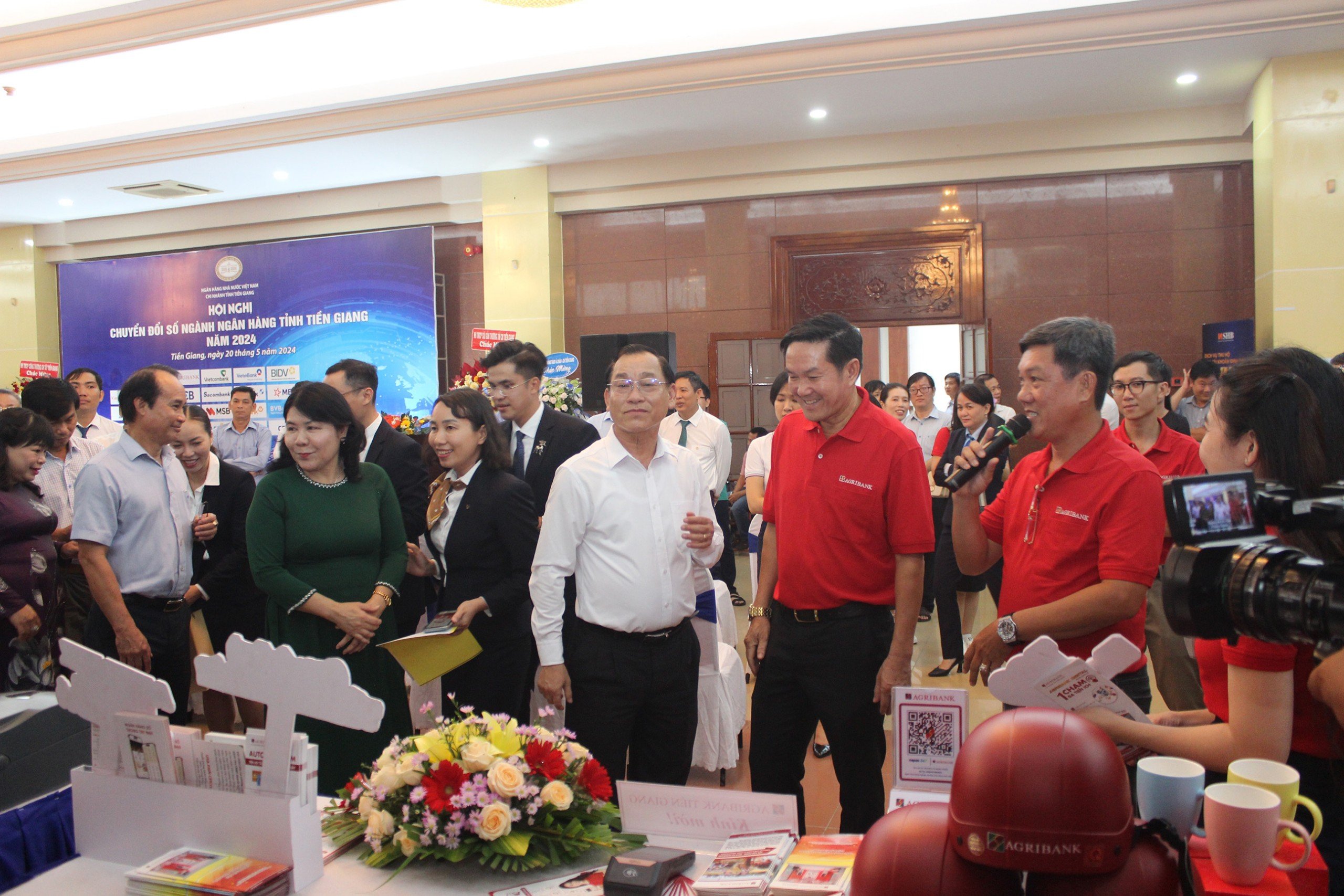 Agribank Tiền Giang giới thiệu nhiều giải pháp số ưu việt tại Hội nghị chuyển đổi số ngành Ngân hàng tỉnh Tiền Giang năm 2024- Ảnh 2.
