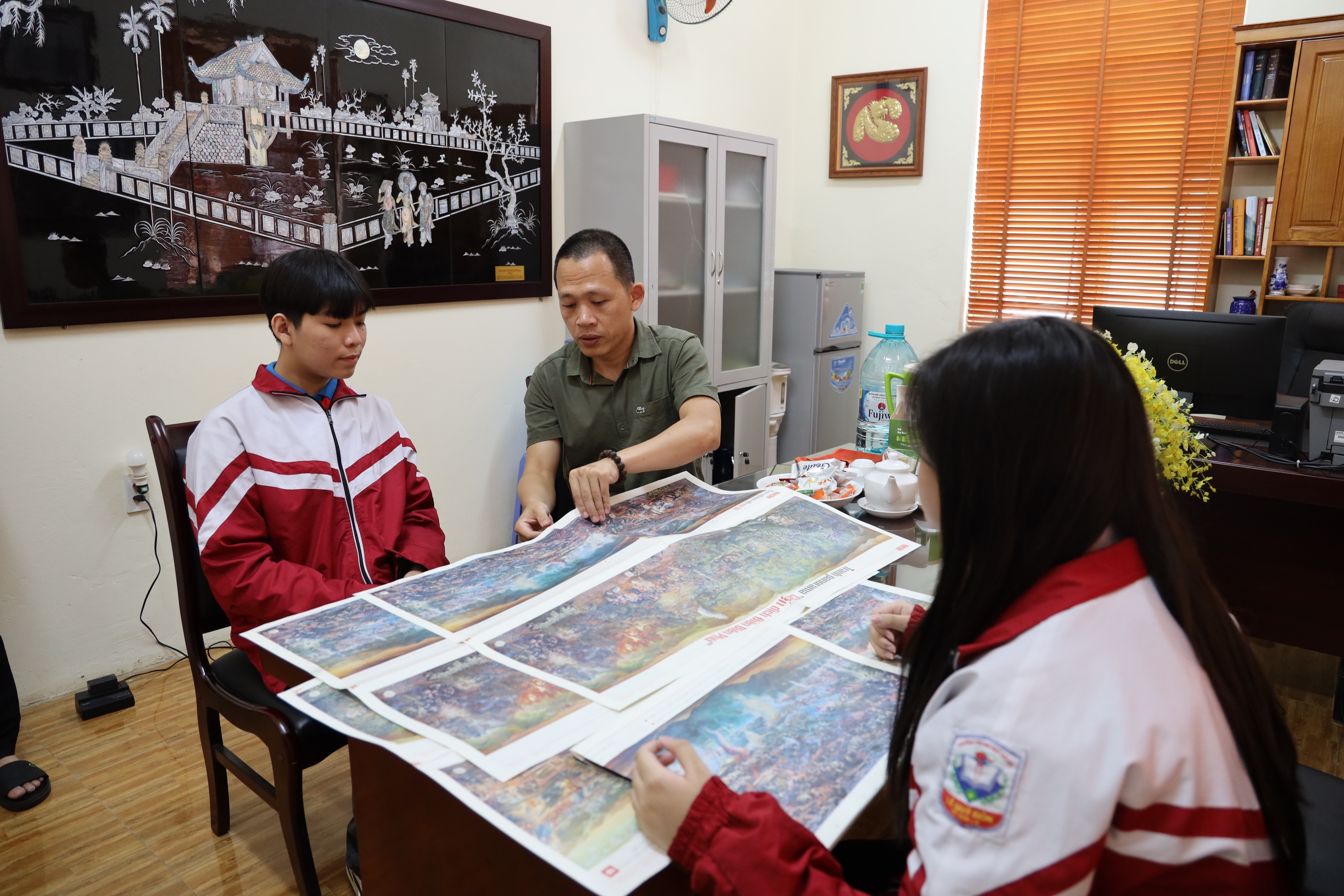 Văn phòng đại diện Báo Nhân Dân tại Sơn La: Tặng bạn đọc 1.000 bản phụ san tranh panorama "Chiến dịch Điện Biên Phủ"- Ảnh 2.