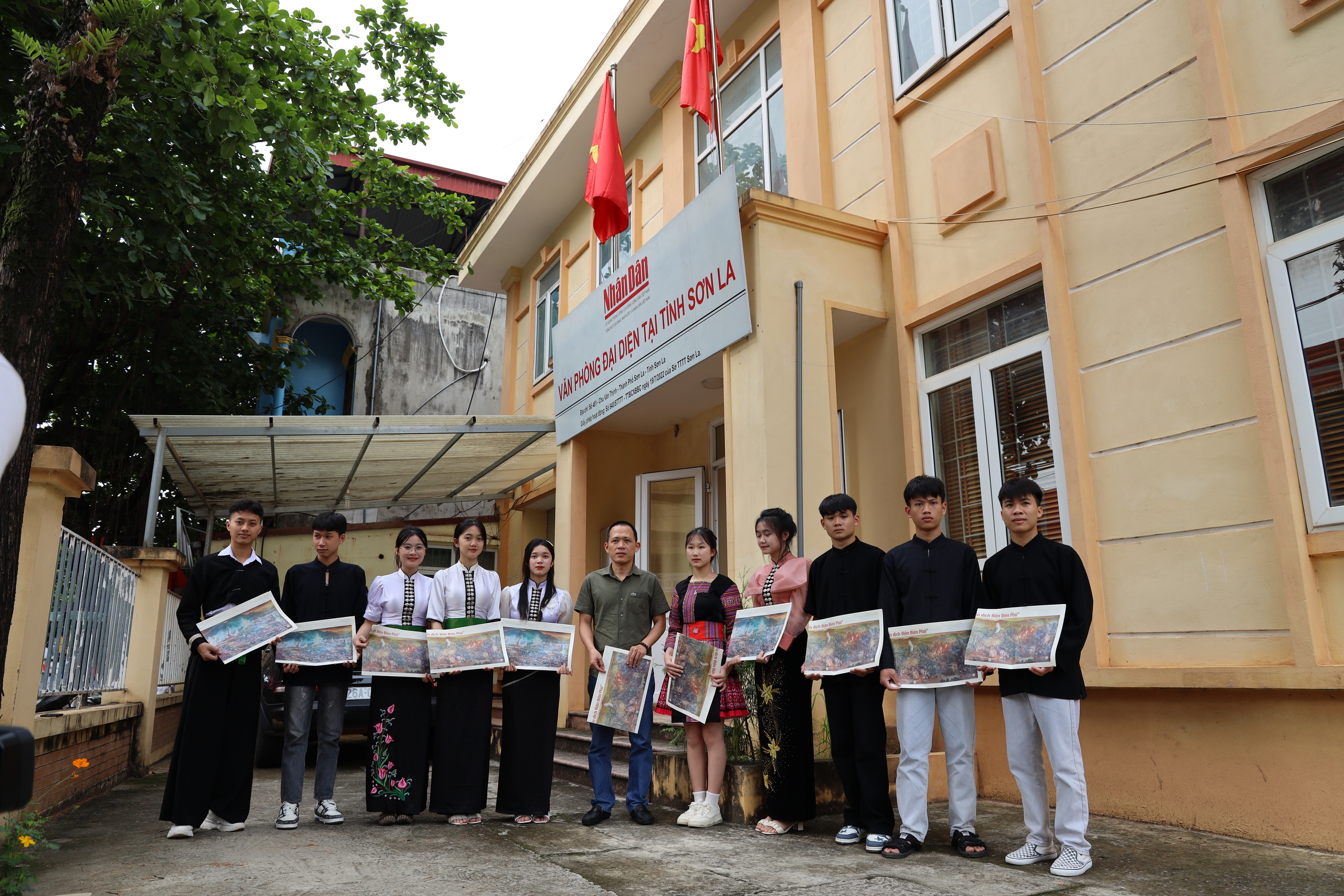Văn phòng đại diện Báo Nhân Dân tại Sơn La: Tặng bạn đọc 1.000 bản phụ san tranh panorama "Chiến dịch Điện Biên Phủ"- Ảnh 3.