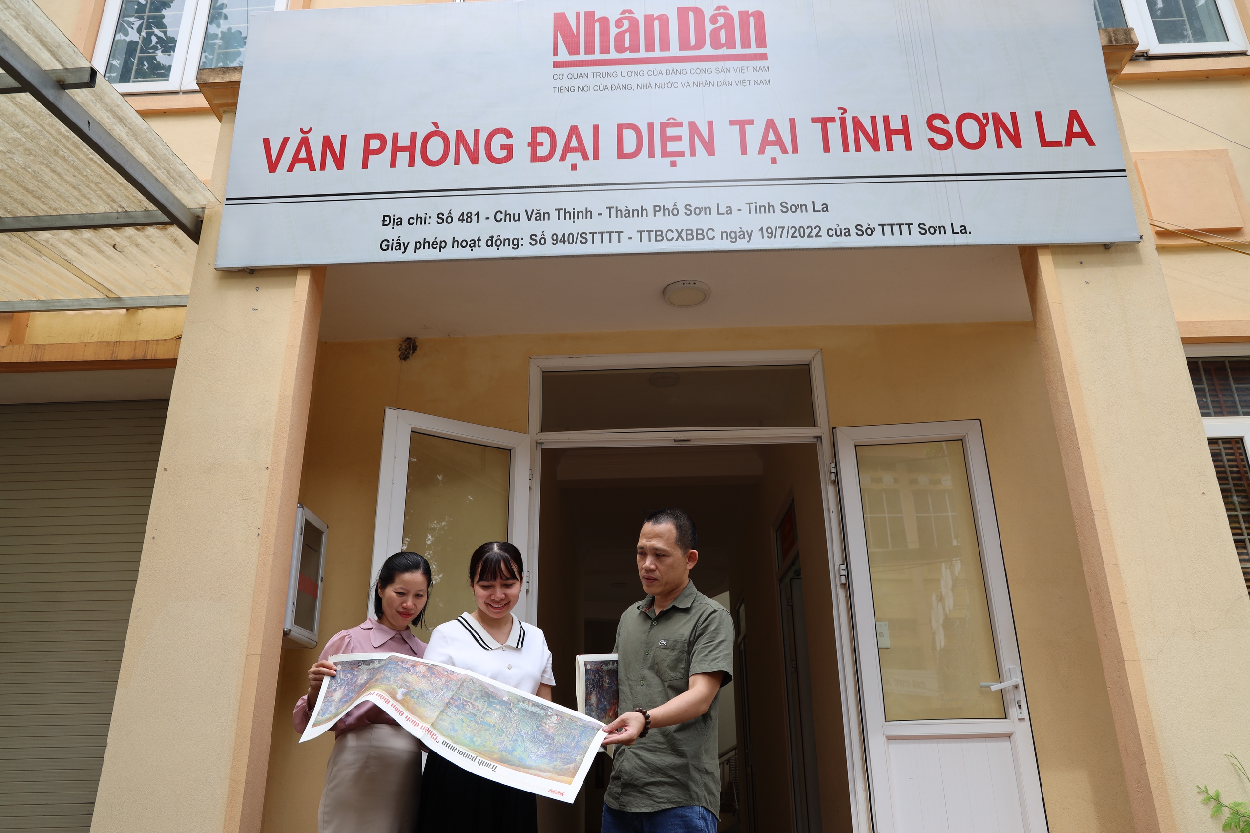 Văn phòng đại diện Báo Nhân Dân tại Sơn La: Tặng bạn đọc 1.000 bản phụ san tranh panorama "Chiến dịch Điện Biên Phủ"- Ảnh 4.