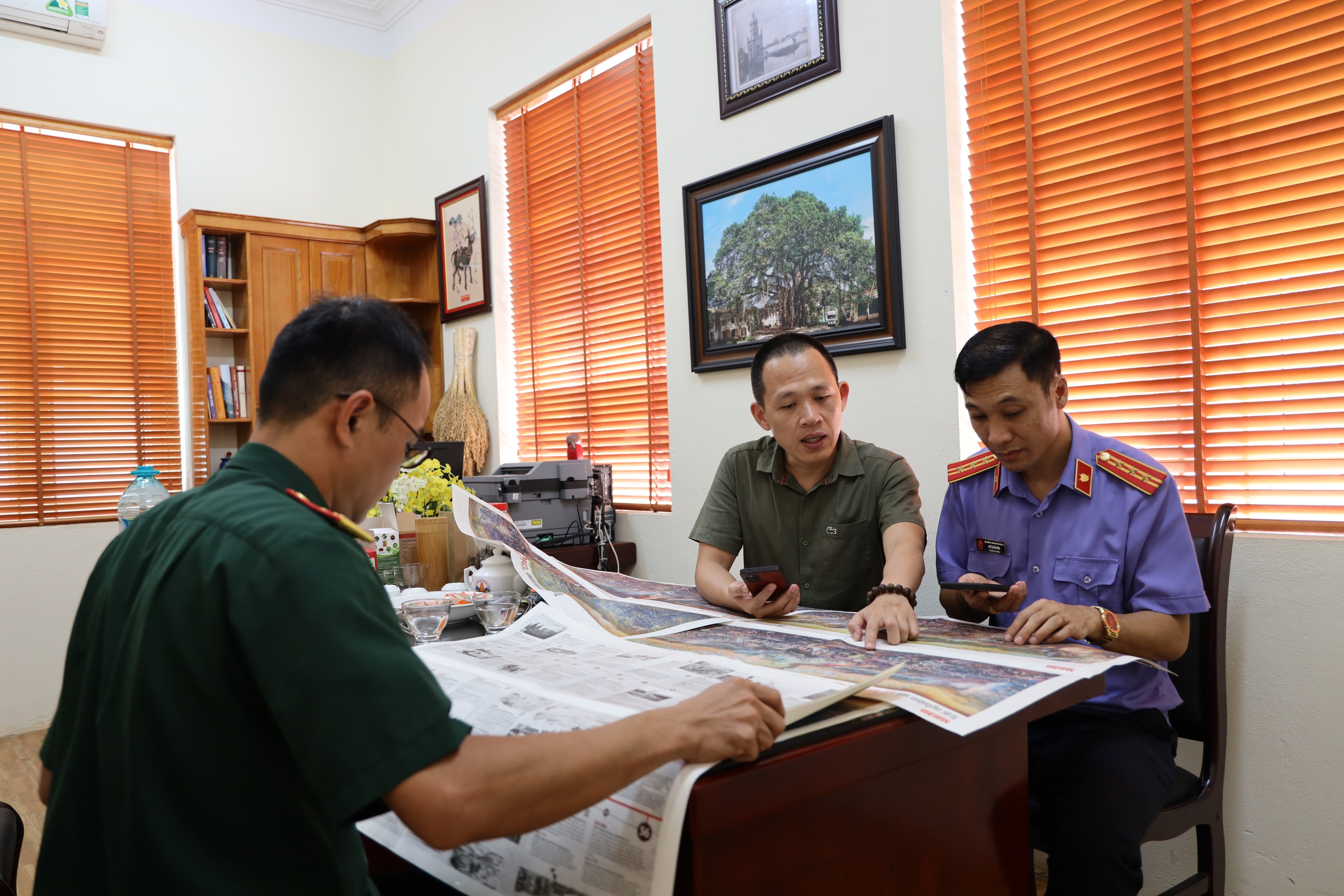 Văn phòng đại diện Báo Nhân Dân tại Sơn La: Tặng bạn đọc 1.000 bản phụ san tranh panorama "Chiến dịch Điện Biên Phủ"- Ảnh 5.