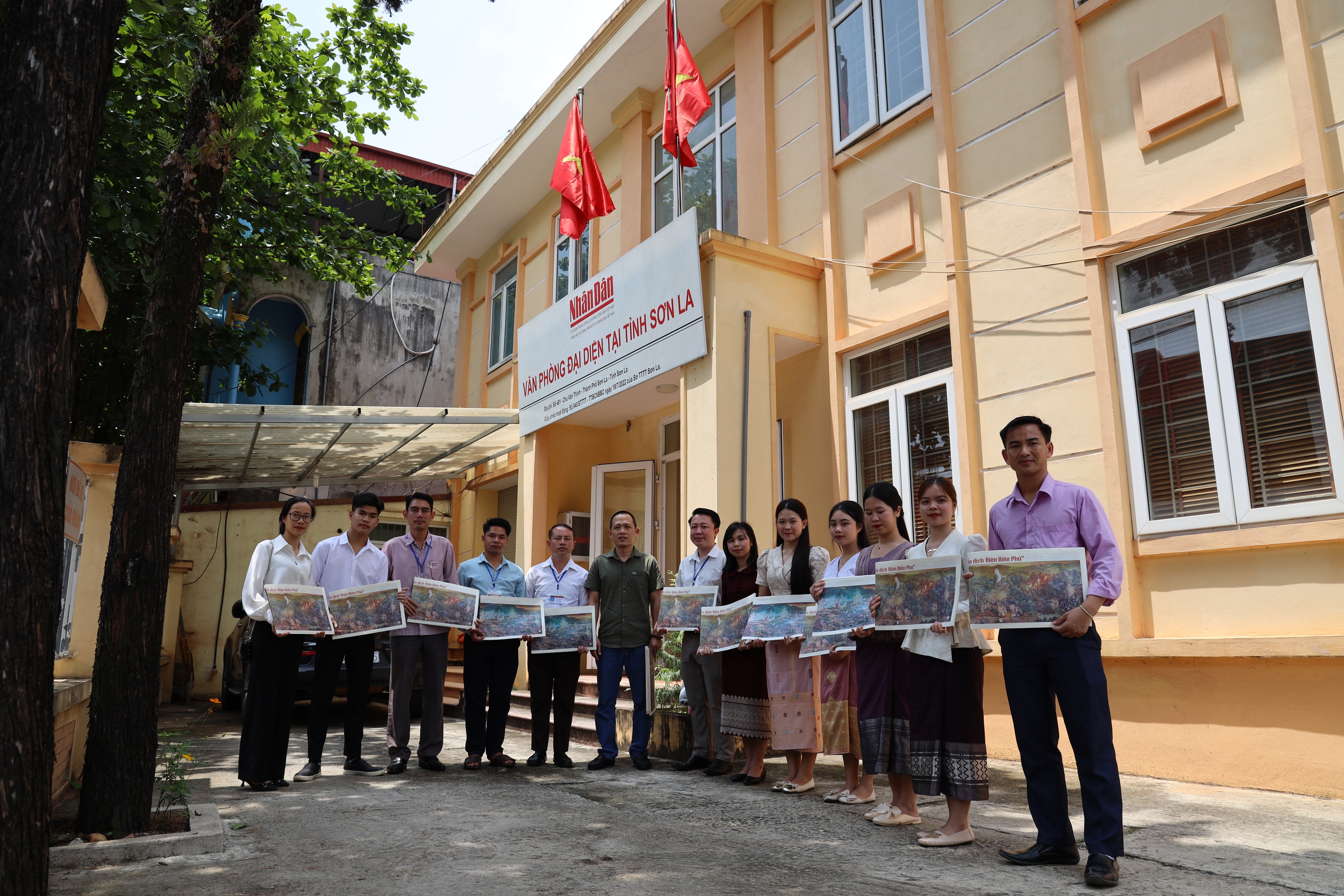 Văn phòng đại diện Báo Nhân Dân tại Sơn La: Tặng bạn đọc 1.000 bản phụ san tranh panorama "Chiến dịch Điện Biên Phủ"- Ảnh 1.