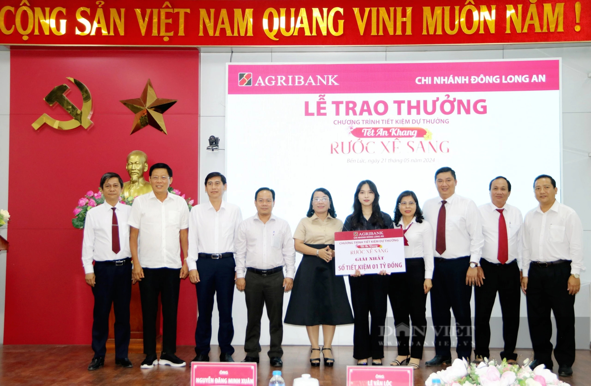 Agribank Chi nhánh Đông Long An trao sổ tiết kiệm 1 tỉ đồng cho khách hàng may mắn- Ảnh 3.