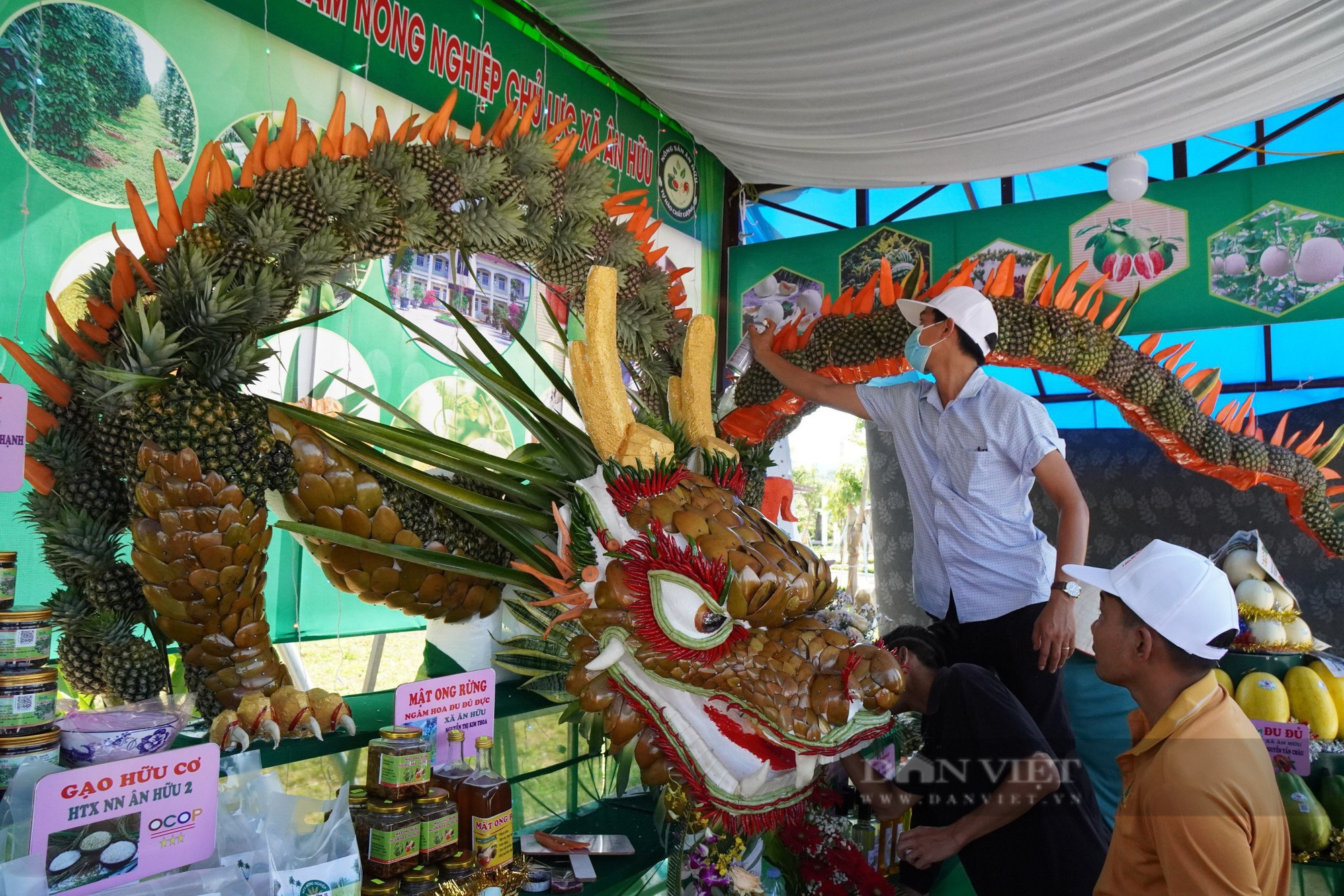 Bình Định: Cận cảnh một con "Rồng nông sản" dài 9m kết từ hàng loạt quả màu sắc lạ- Ảnh 4.