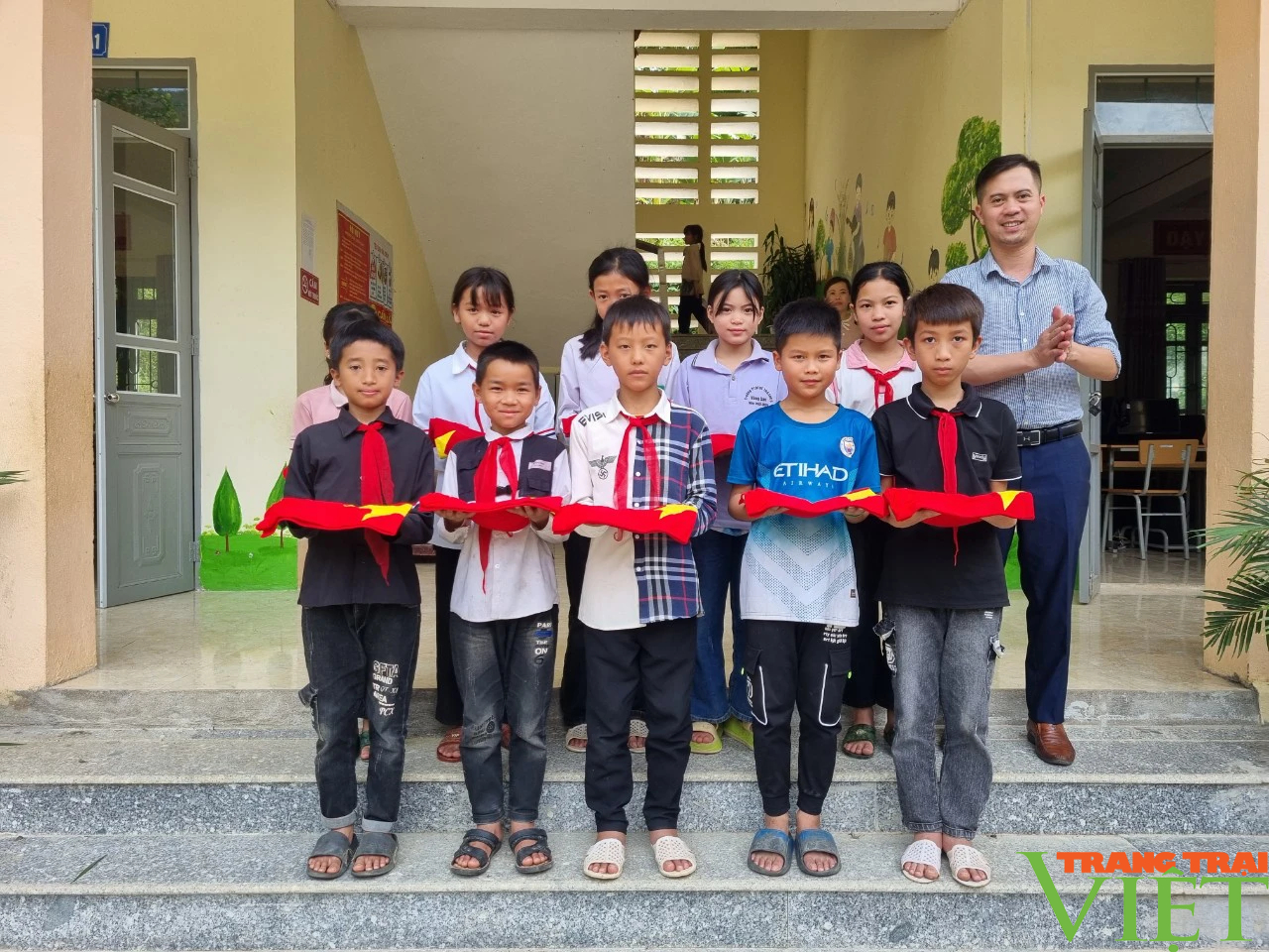 "Chắp cánh" cho học sinh nghèo vượt khó ở huyện biên giới Lai Châu - Ảnh 4.