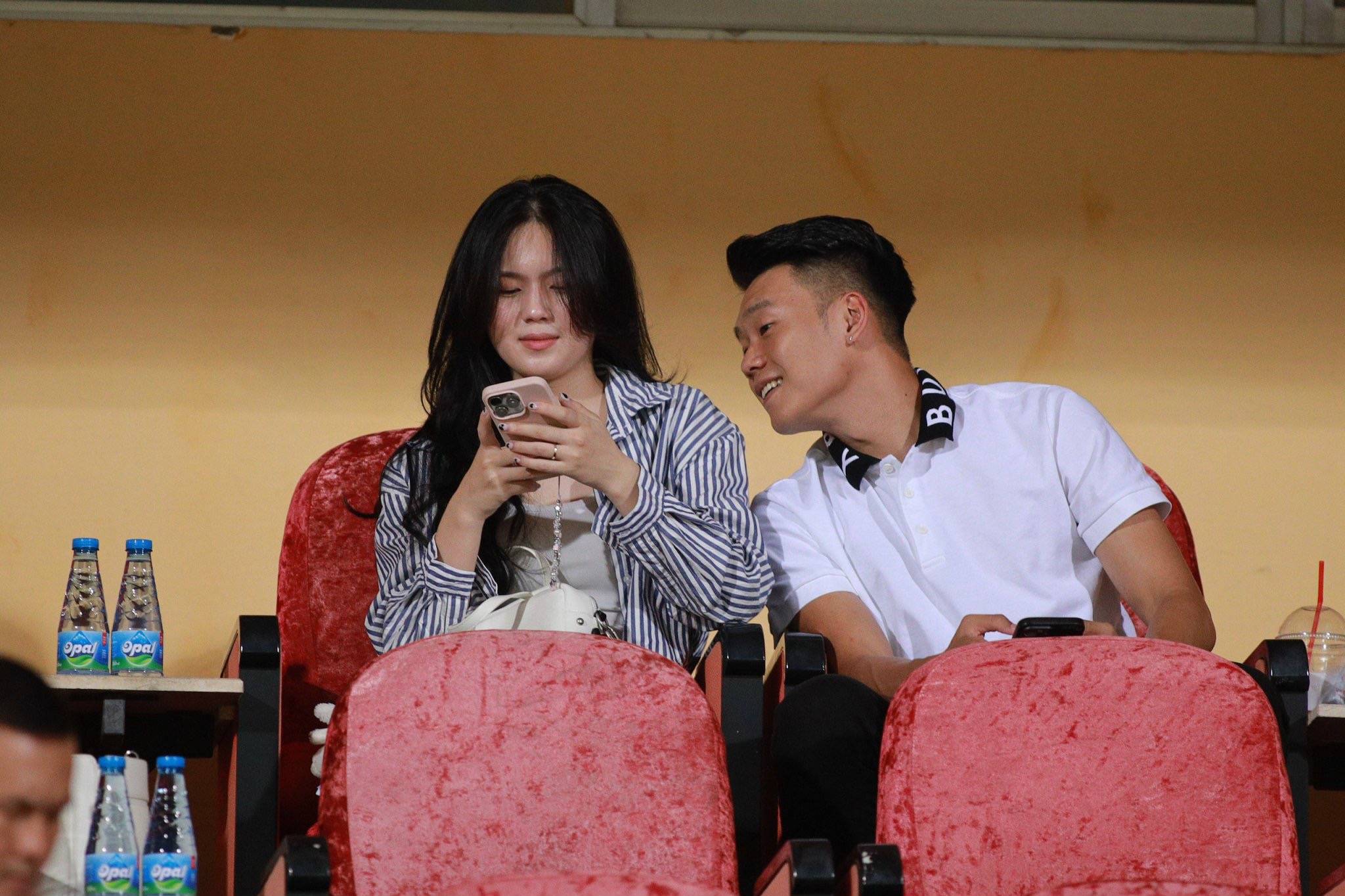 Nguyễn Thành Chung tình tứ với vợ trên khán đài sân Hàng Đẫy- Ảnh 4.