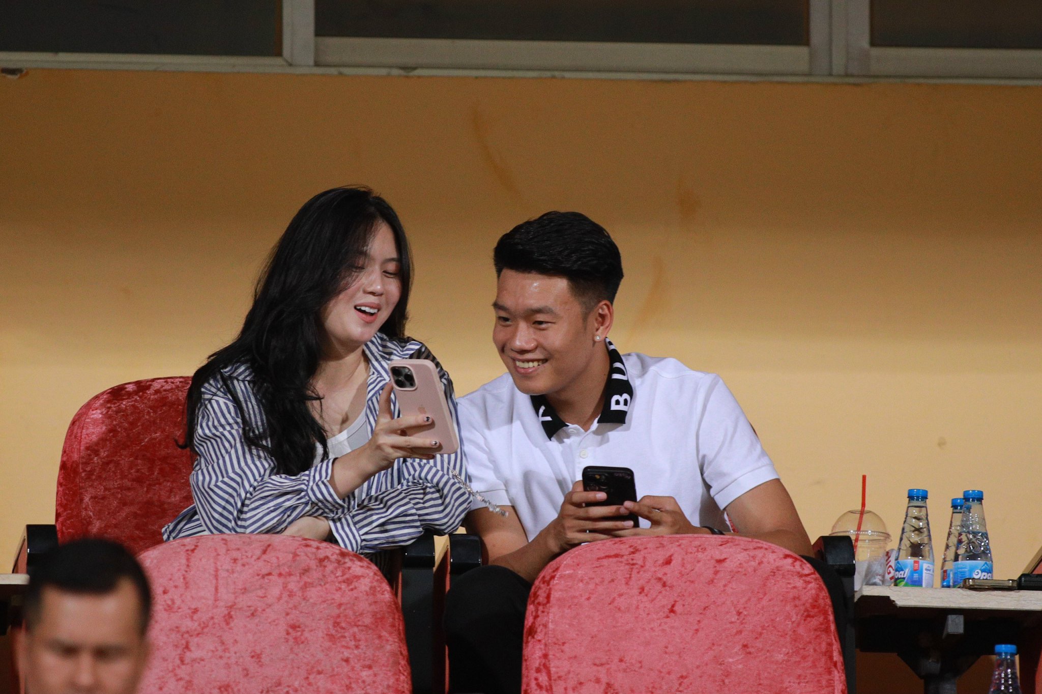 Nguyễn Thành Chung tình tứ với vợ trên khán đài sân Hàng Đẫy- Ảnh 5.