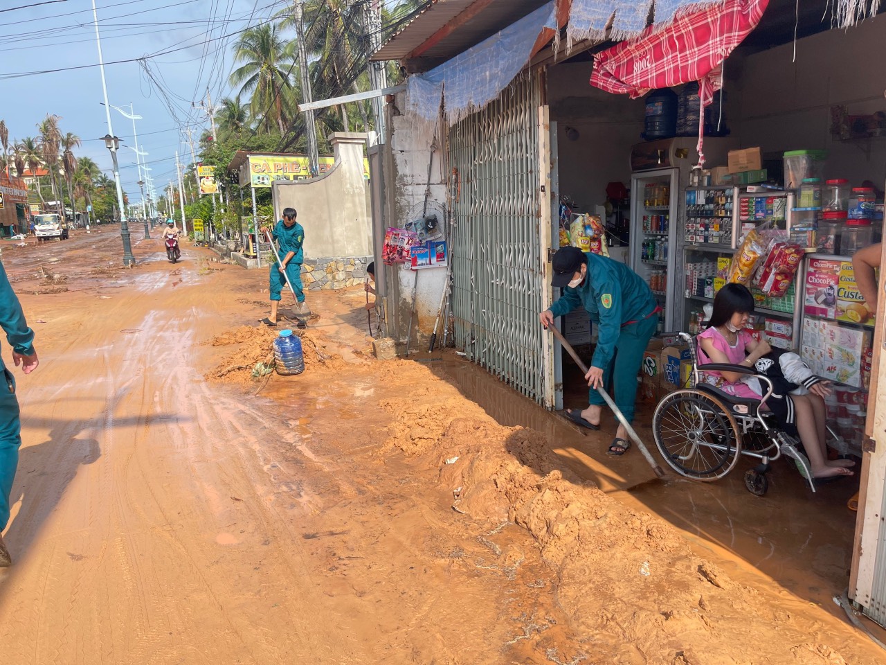 Cát từ một dự án tràn xuống đường dày đến 1 mét gây ách tắc giao thông ở Bình Thuận- Ảnh 5.