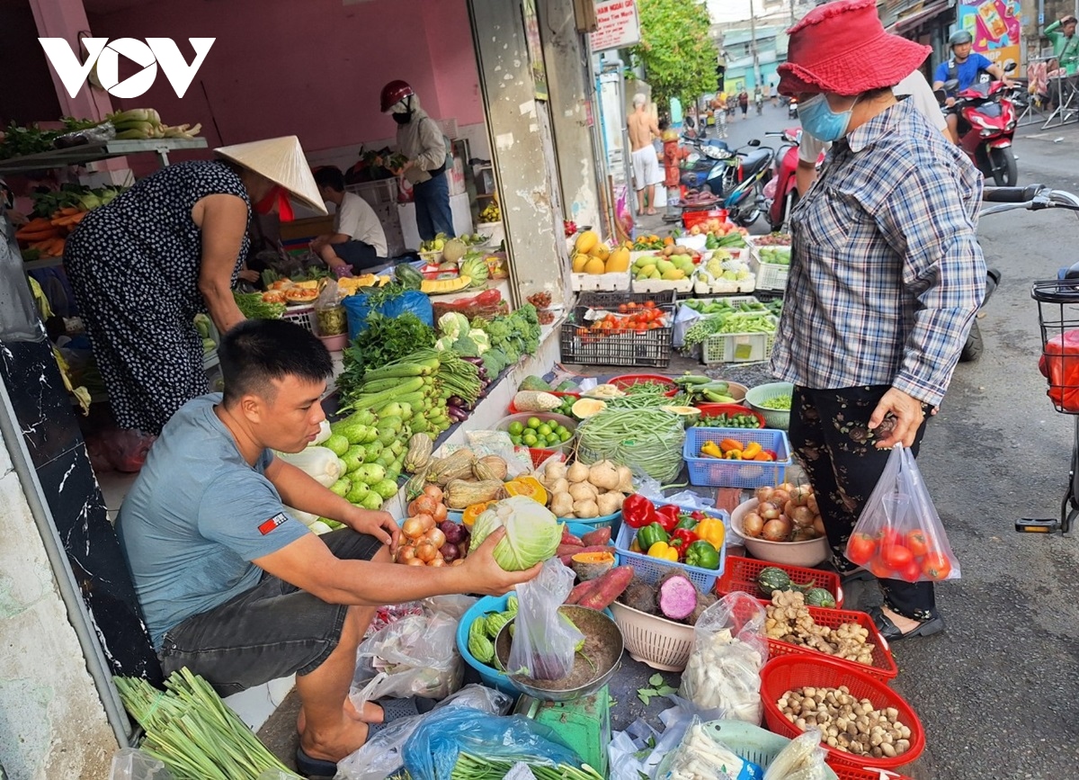 Giá thực phẩm tươi sống ở chợ truyền thống tăng cao- Ảnh 1.