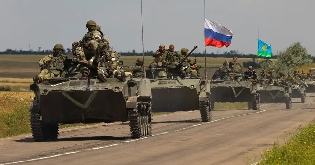 Nổ lớn rung chuyển Lugansk, căn cứ Nga bị tấn công; Đoàn xe tăng của Moscow lao vào bẫy mìn của Ukraine- Ảnh 1.