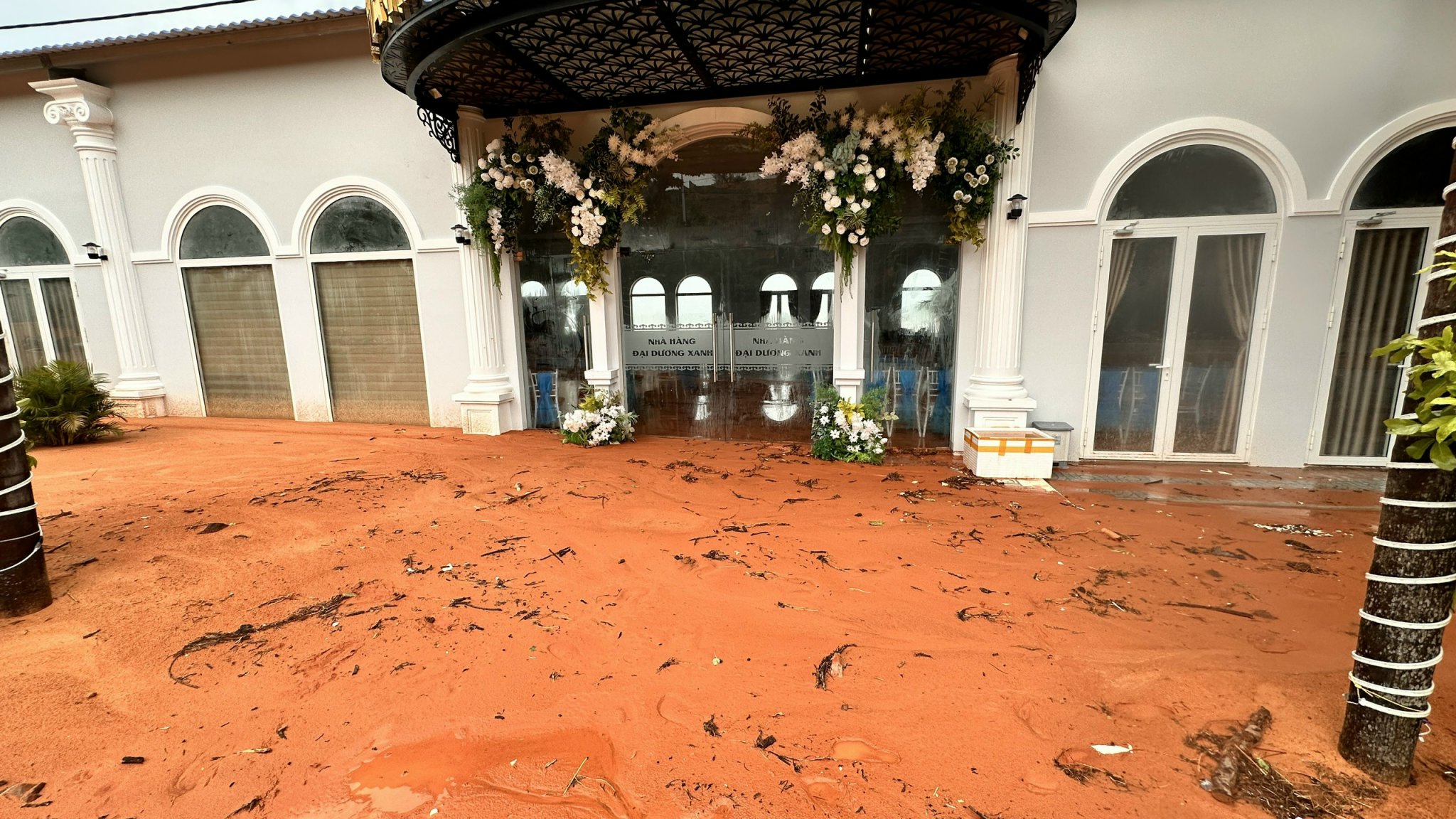 Diễn biến vụ mưa lớn trong đêm, cát đỏ từ đồi cao tràn xuống tuyến đường du lịch ở Bình Thuận  - Ảnh 6.