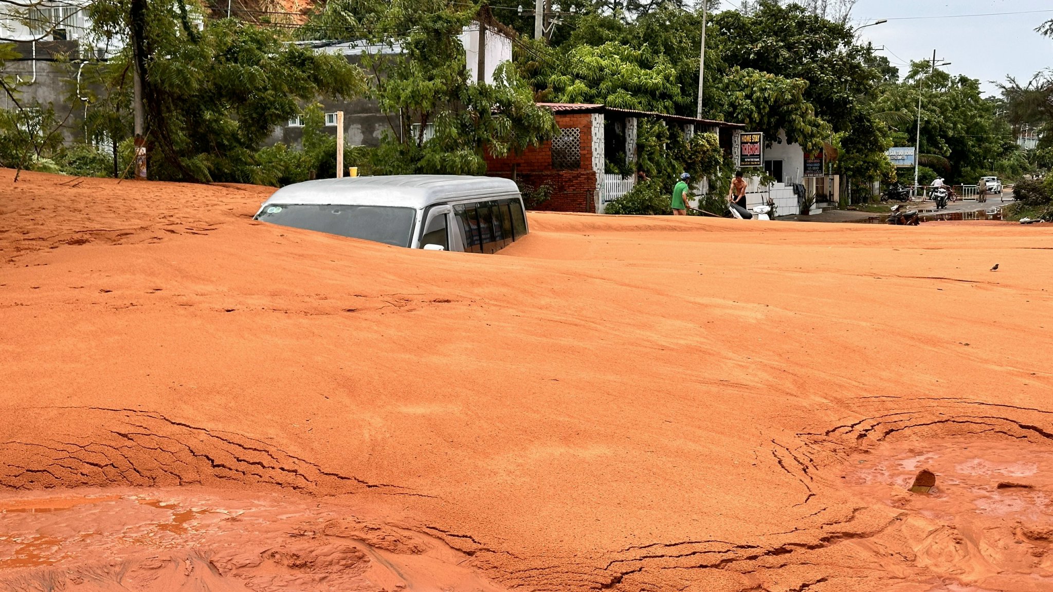 Diễn biến vụ mưa lớn trong đêm, cát đỏ từ đồi cao tràn xuống tuyến đường du lịch ở Bình Thuận  - Ảnh 7.