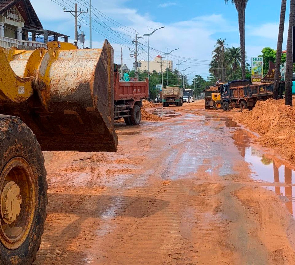 Cát từ khu vực một dự án tràn xuống đường du lịch: Sở Xây dựng Bình Thuận sẽ kiểm tra tổng thể- Ảnh 4.