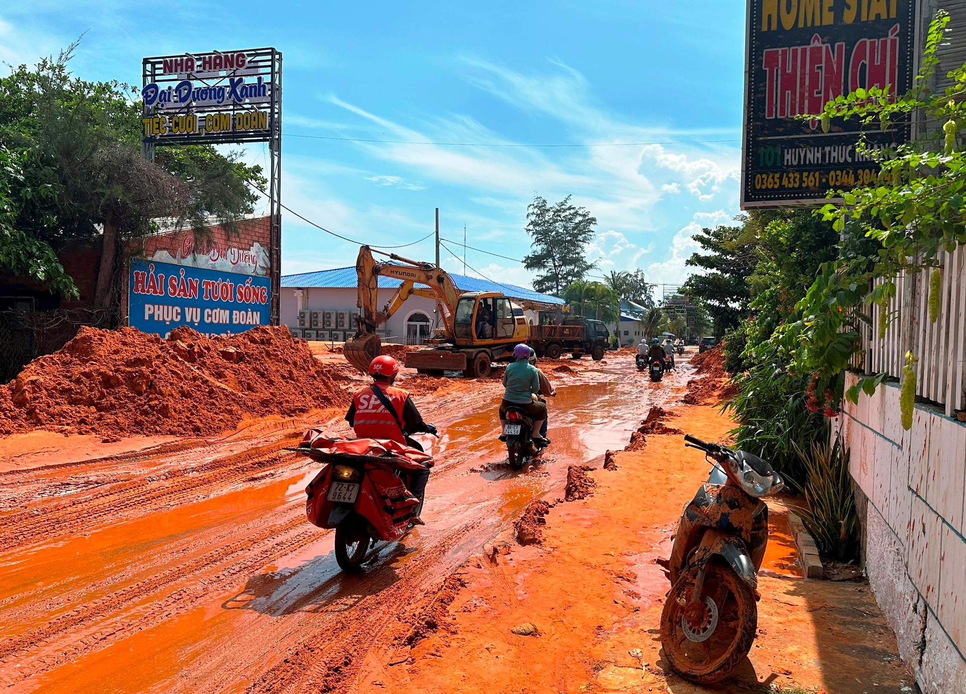 Cát từ khu vực một dự án tràn xuống đường du lịch: Sở Xây dựng Bình Thuận sẽ kiểm tra tổng thể- Ảnh 1.