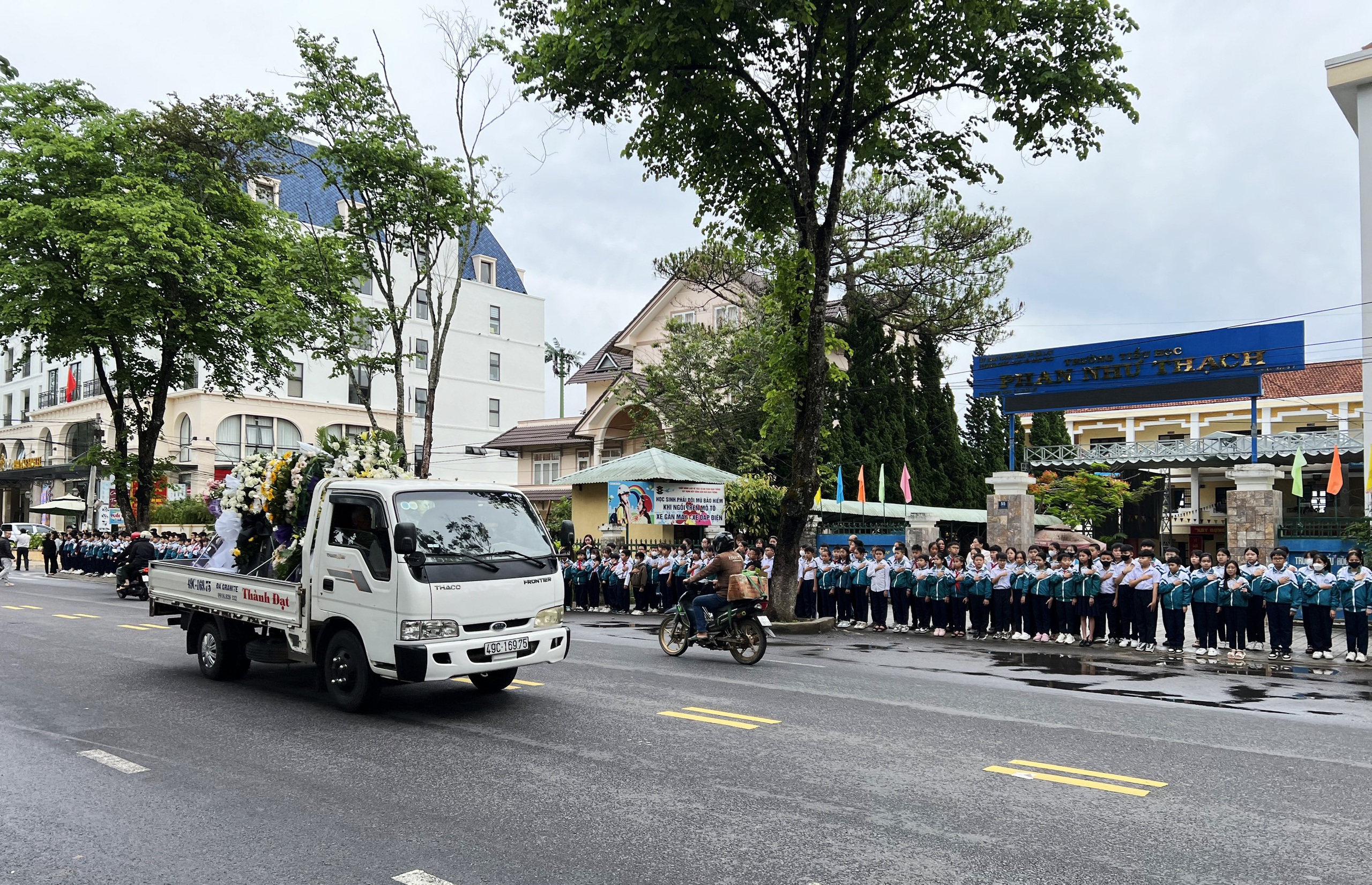 Học sinh lớp 5 mất vì u não, thầy cô, bạn bè bật khóc tiễn đưa khi đoàn xe tang đi qua trường- Ảnh 3.