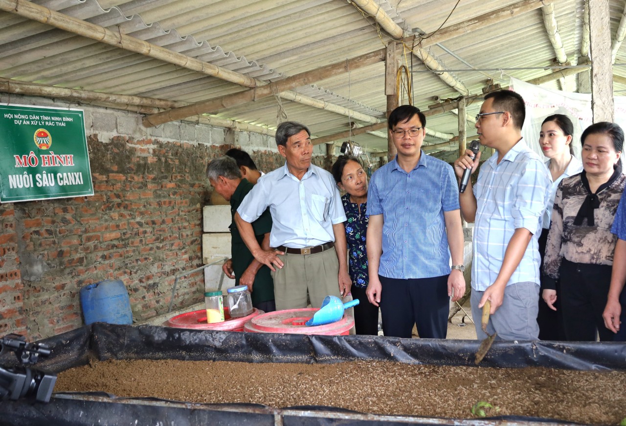 Ninh Bình: Cán bộ, hội viên nông dân thăm quan mô hình xử lý rác thải hữu cơ tại Nho Quan- Ảnh 3.