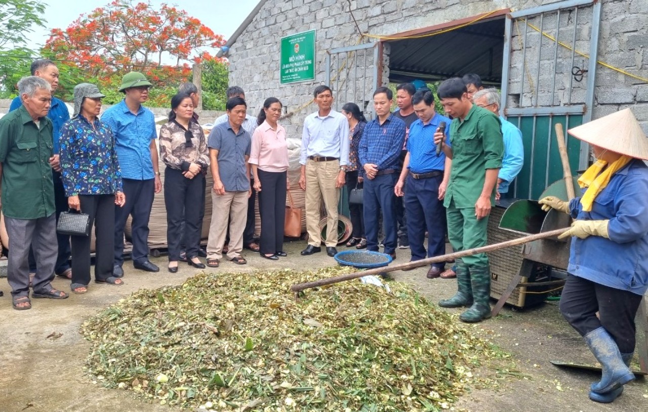 Ninh Bình: Cán bộ, hội viên nông dân thăm quan mô hình xử lý rác thải hữu cơ tại Nho Quan- Ảnh 1.