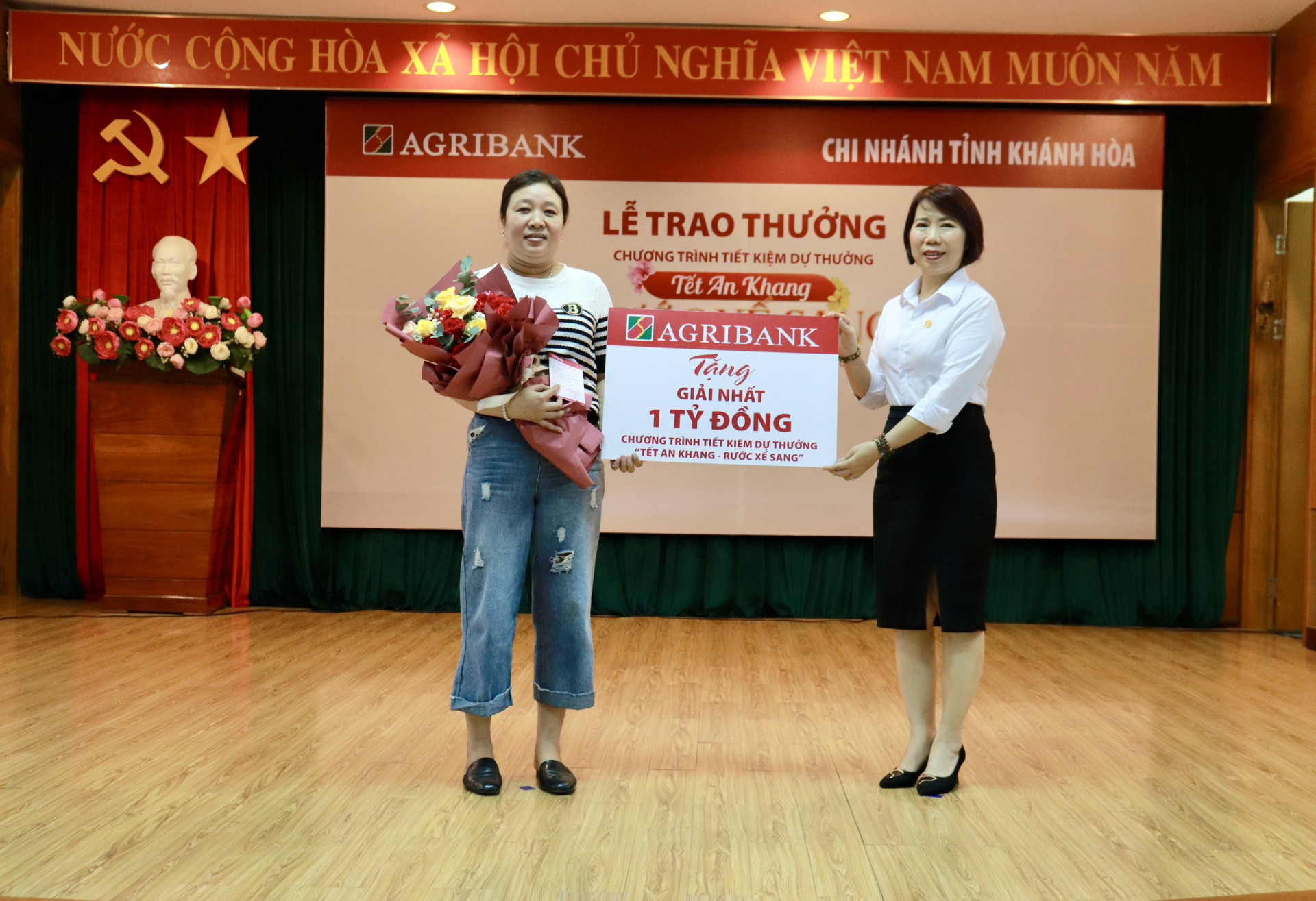 Khánh Hòa:Trao thưởng hơn 1 tỷ đồng cho các khách hàng may mắn trúng thưởng- Ảnh 1.