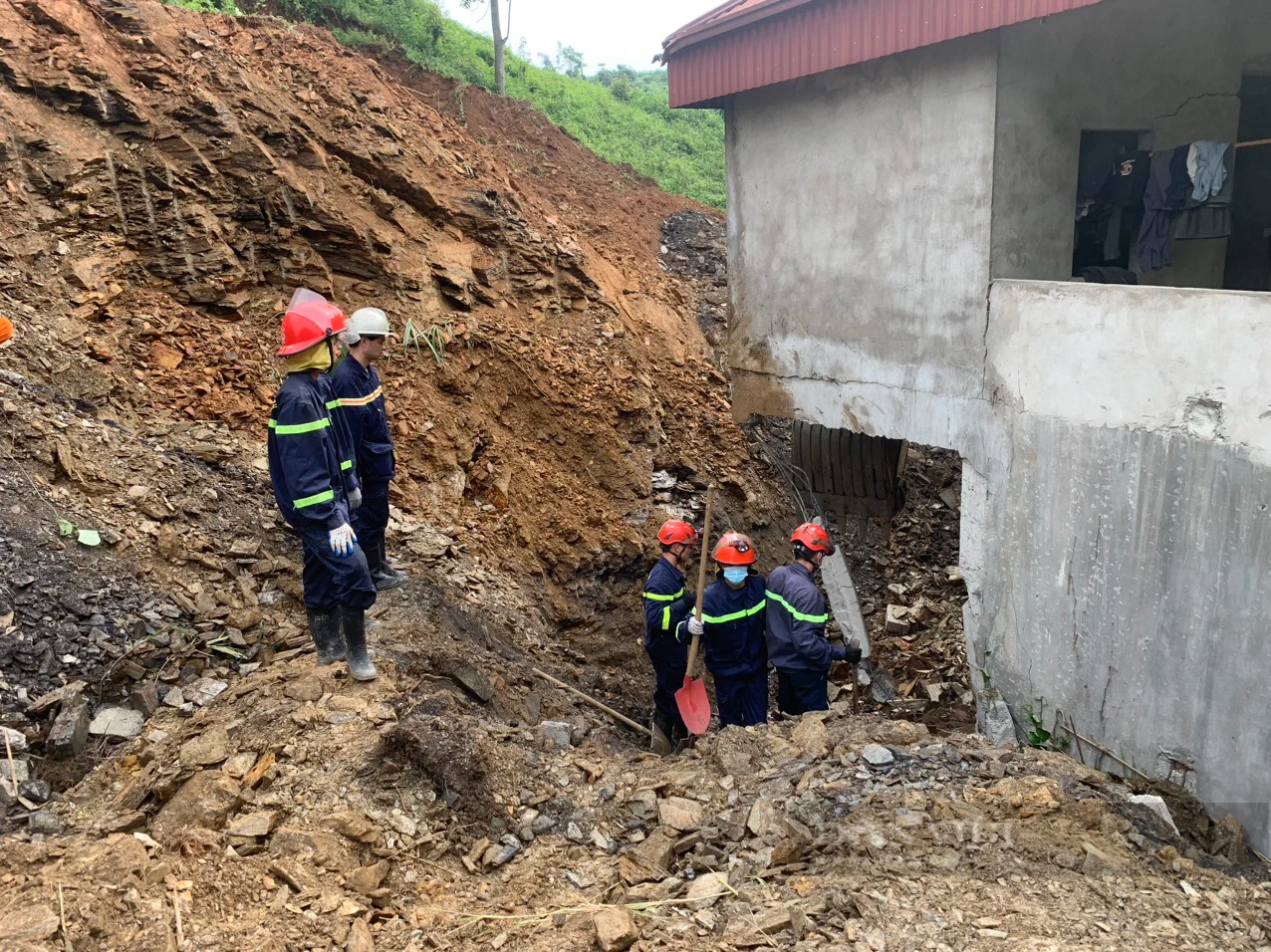 Sạt trượt đất trong đêm ở Bắc Kạn khiến ba người bị mắc kẹt và tử vong- Ảnh 1.