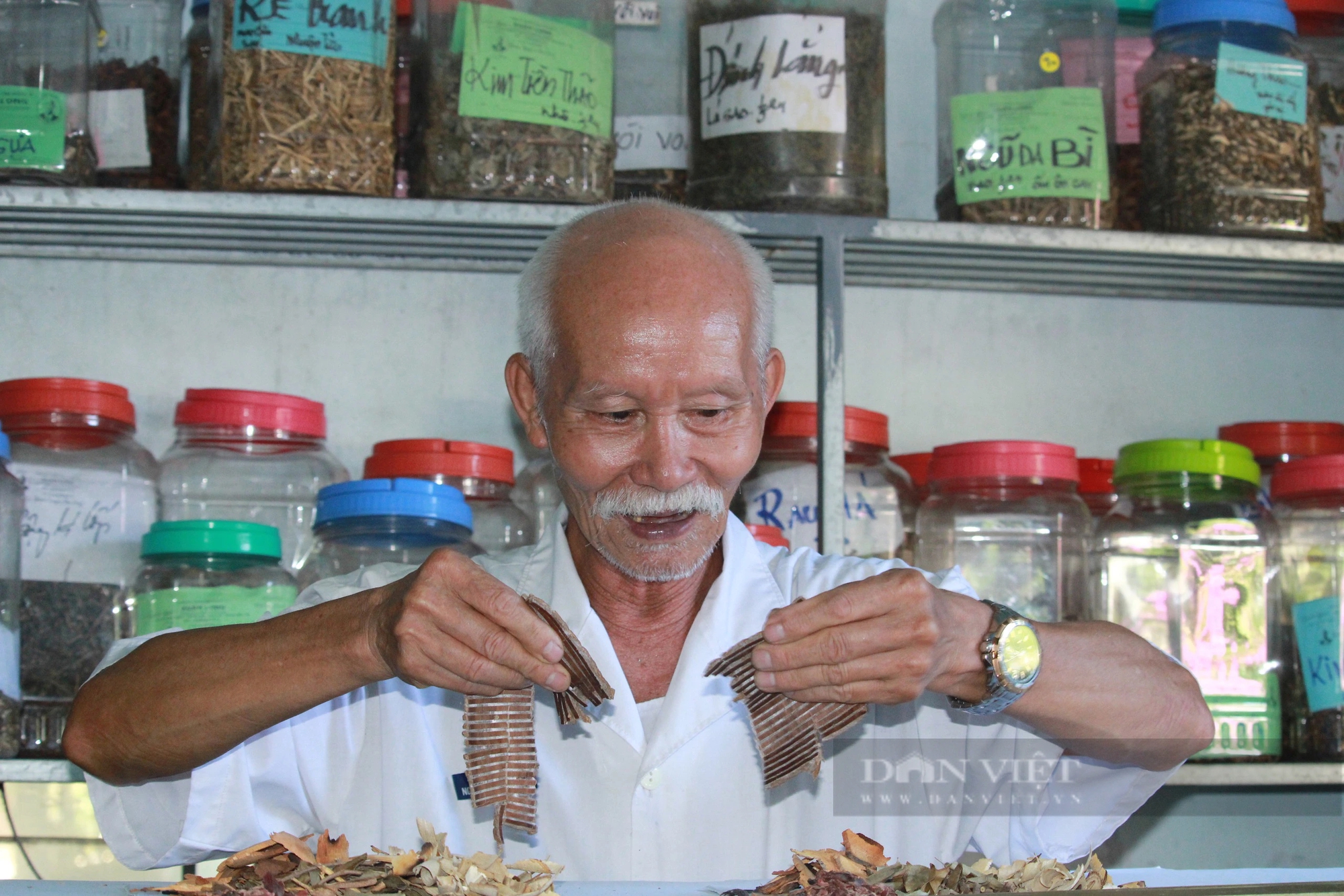 Võ sư già ở Khánh Hòa đam mê chữa bệnh miễn phí cho người nghèo- Ảnh 1.