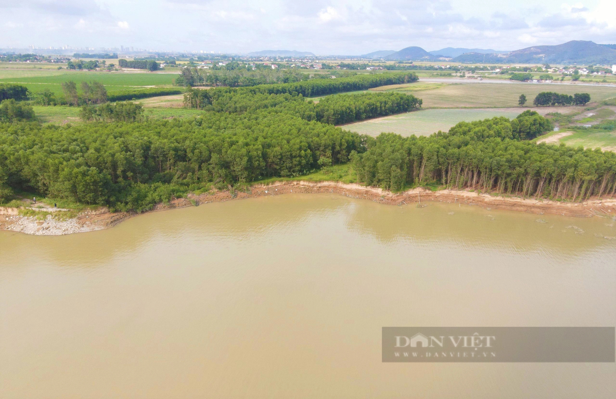 Dân Nghệ An đang lo một dòng sông nổi tiếng "nuốt trôi" đất bãi, rau màu- Ảnh 1.