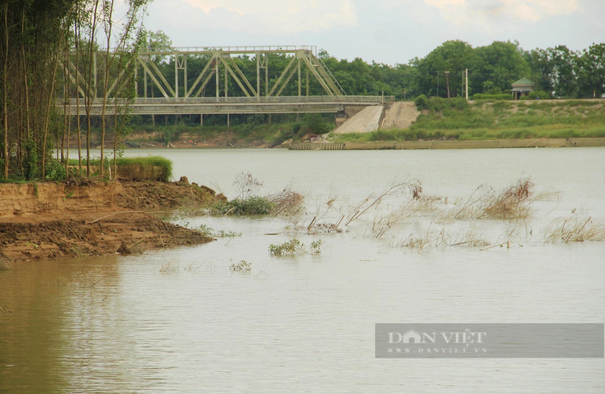 Dân Nghệ An đang lo một dòng sông nổi tiếng "nuốt trôi" đất bãi, rau màu- Ảnh 5.