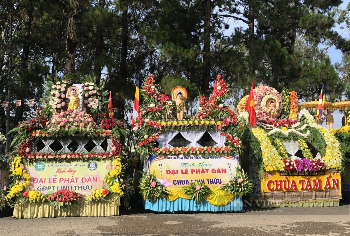 Ấn tượng dàn xe hoa diễu hành trong ngày mừng Đại lễ Phật đản 2024 tại TP.Đà Lạt- Ảnh 1.