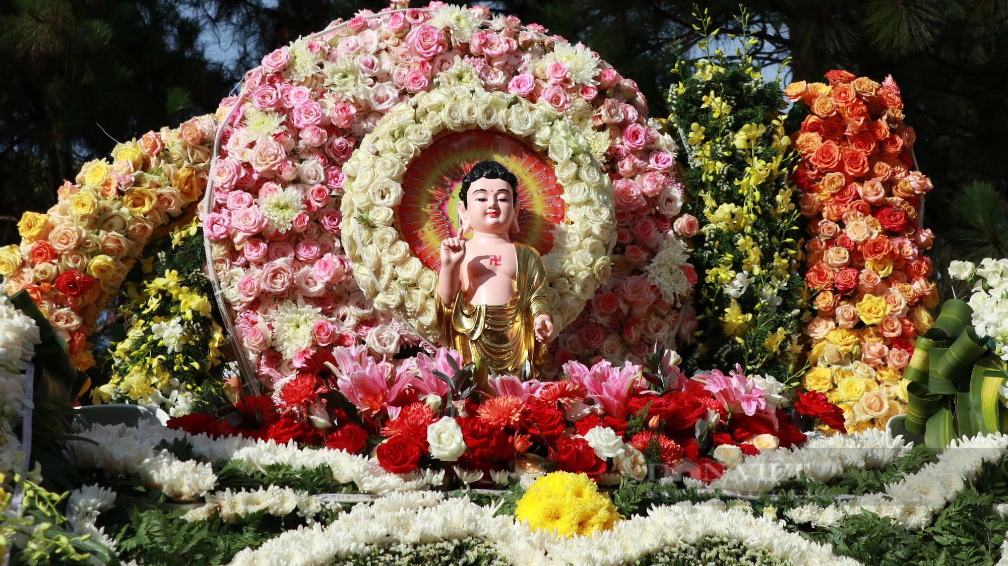 Ấn tượng dàn xe hoa diễu hành trong ngày mừng Đại lễ Phật đản 2024 tại TP.Đà Lạt- Ảnh 2.