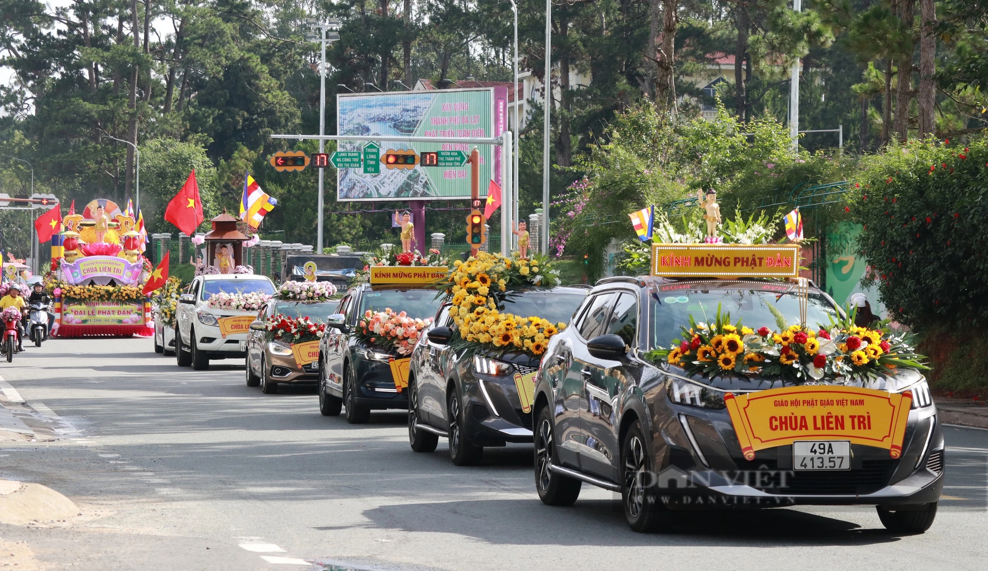 Ấn tượng dàn xe hoa diễu hành trong ngày mừng Đại lễ Phật đản 2024 tại TP.Đà Lạt- Ảnh 4.