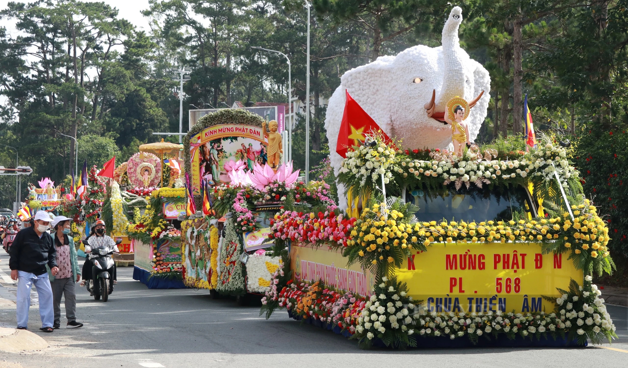 Ấn tượng dàn xe hoa diễu hành trong ngày mừng Đại lễ Phật đản 2024 tại TP.Đà Lạt- Ảnh 5.