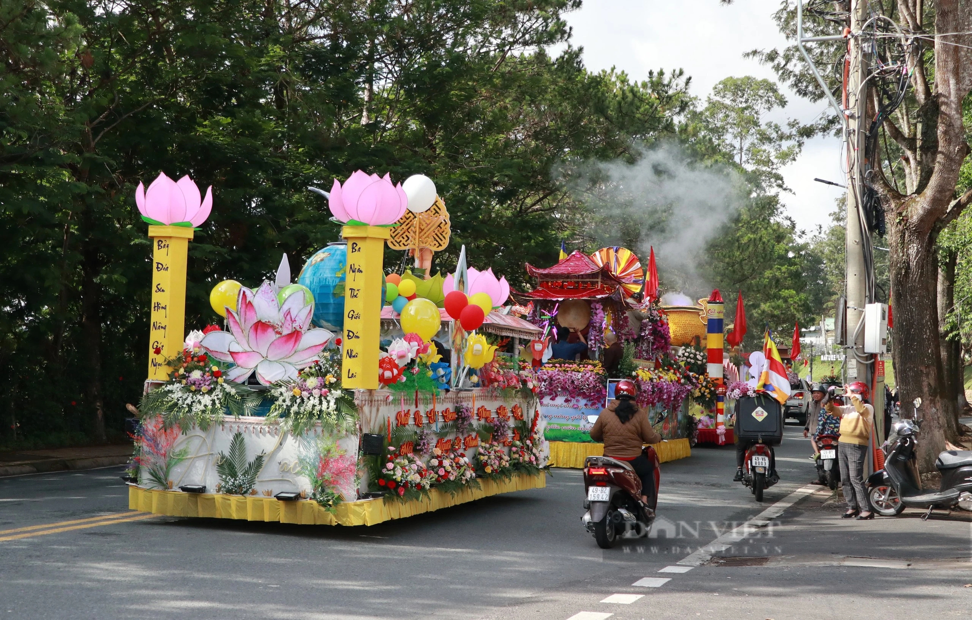 Ấn tượng dàn xe hoa diễu hành trong ngày mừng Đại lễ Phật đản 2024 tại TP.Đà Lạt- Ảnh 6.