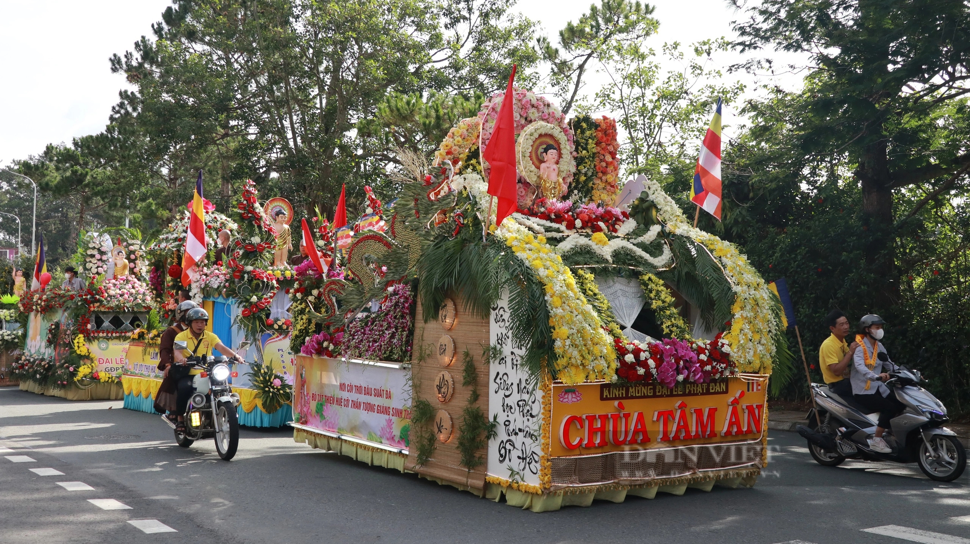 Ấn tượng dàn xe hoa diễu hành trong ngày mừng Đại lễ Phật đản 2024 tại TP.Đà Lạt- Ảnh 7.