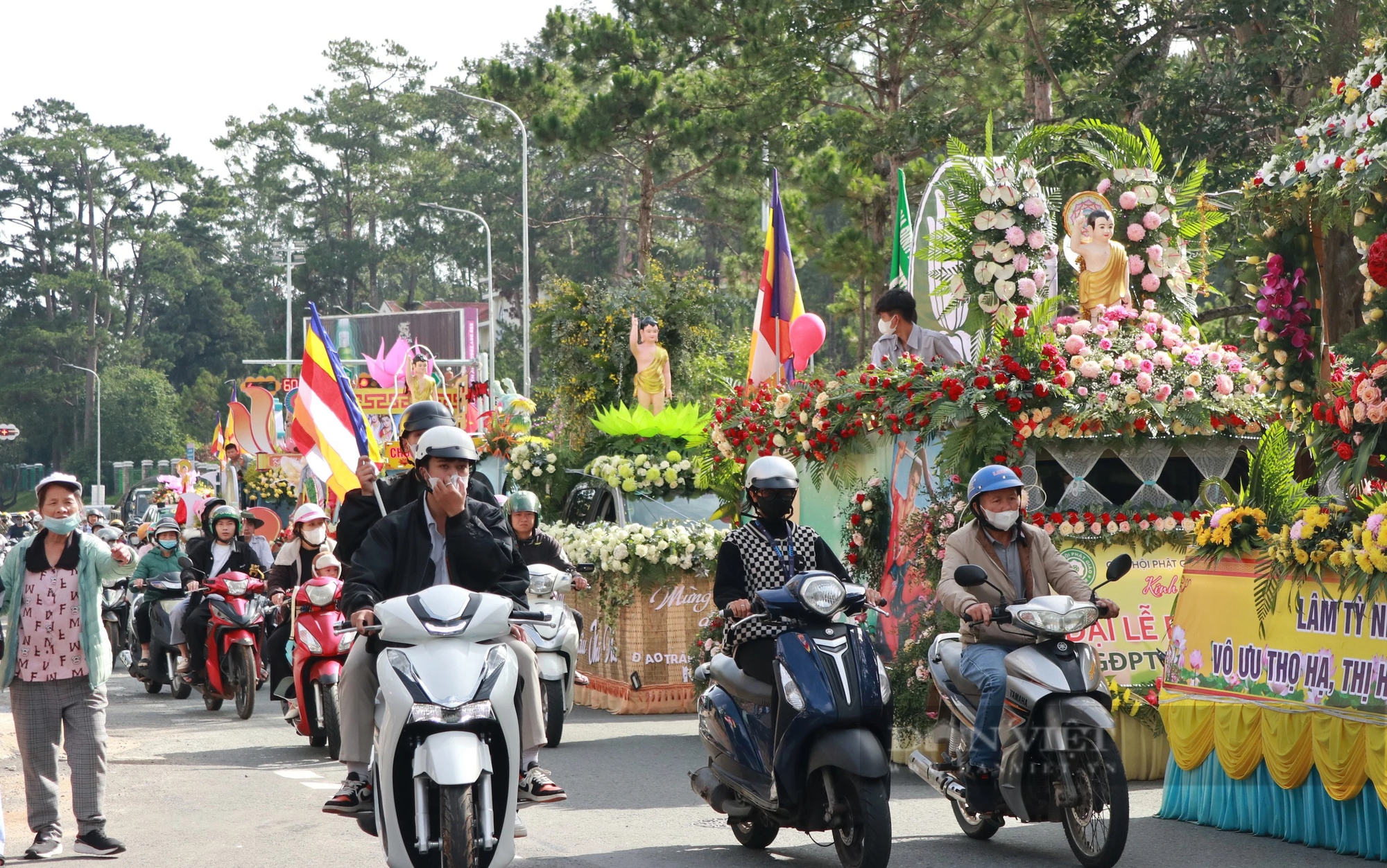 Ấn tượng dàn xe hoa diễu hành trong ngày mừng Đại lễ Phật đản 2024 tại TP.Đà Lạt- Ảnh 8.