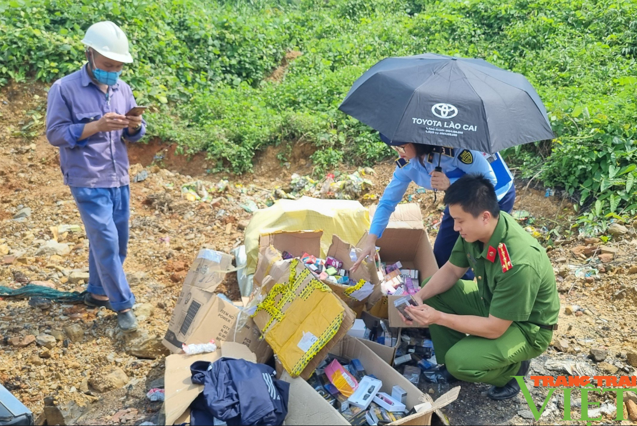 Lào Cai: Tiêu hủy lô hàng khoảng 128 triệu không rõ nguồn gốc có thương hiệu nổi tiếng trên thế giới- Ảnh 2.