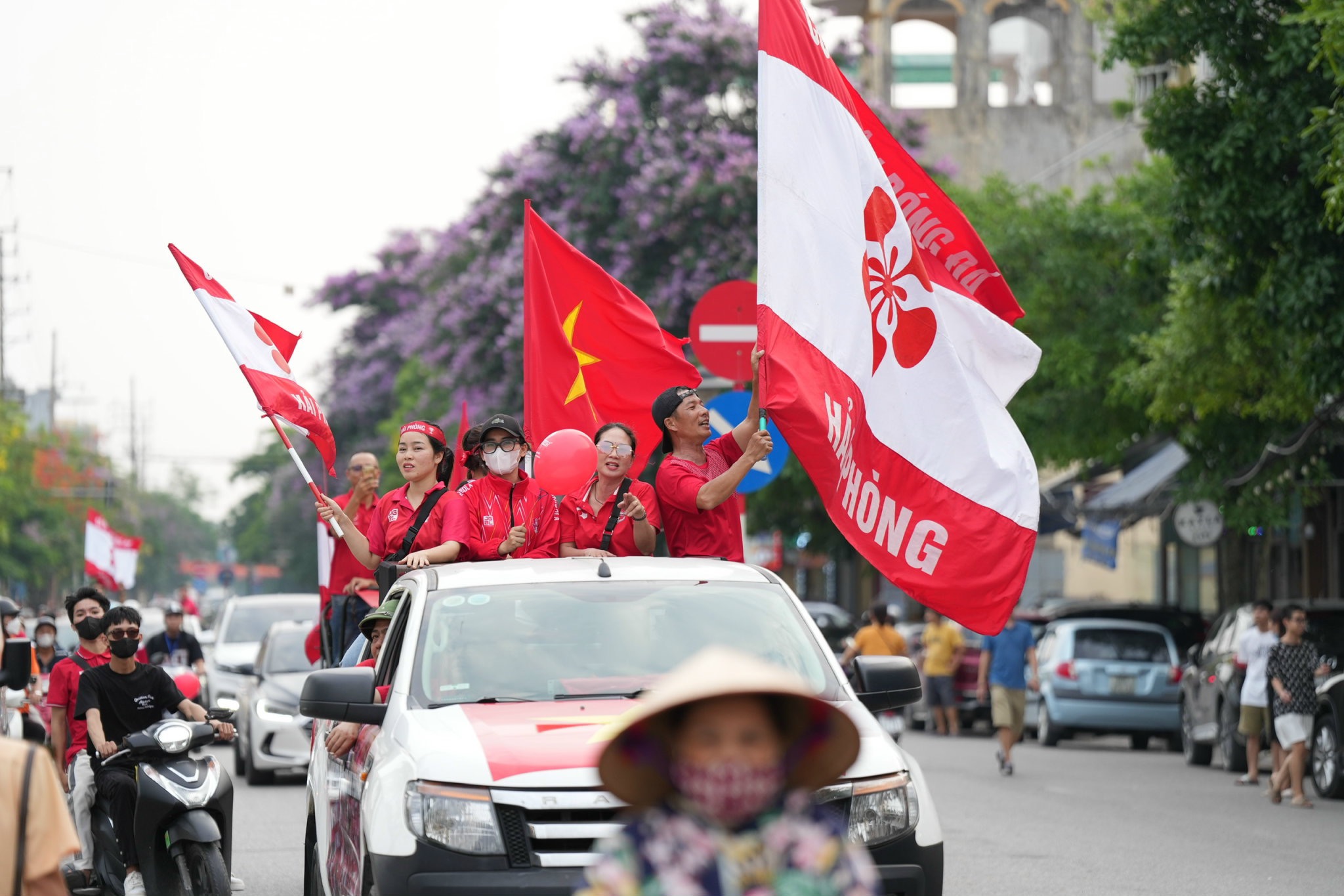 Hàng nghìn CĐV Nam Định, Hải Phòng diễu hành đến sân Thiên Trường- Ảnh 1.