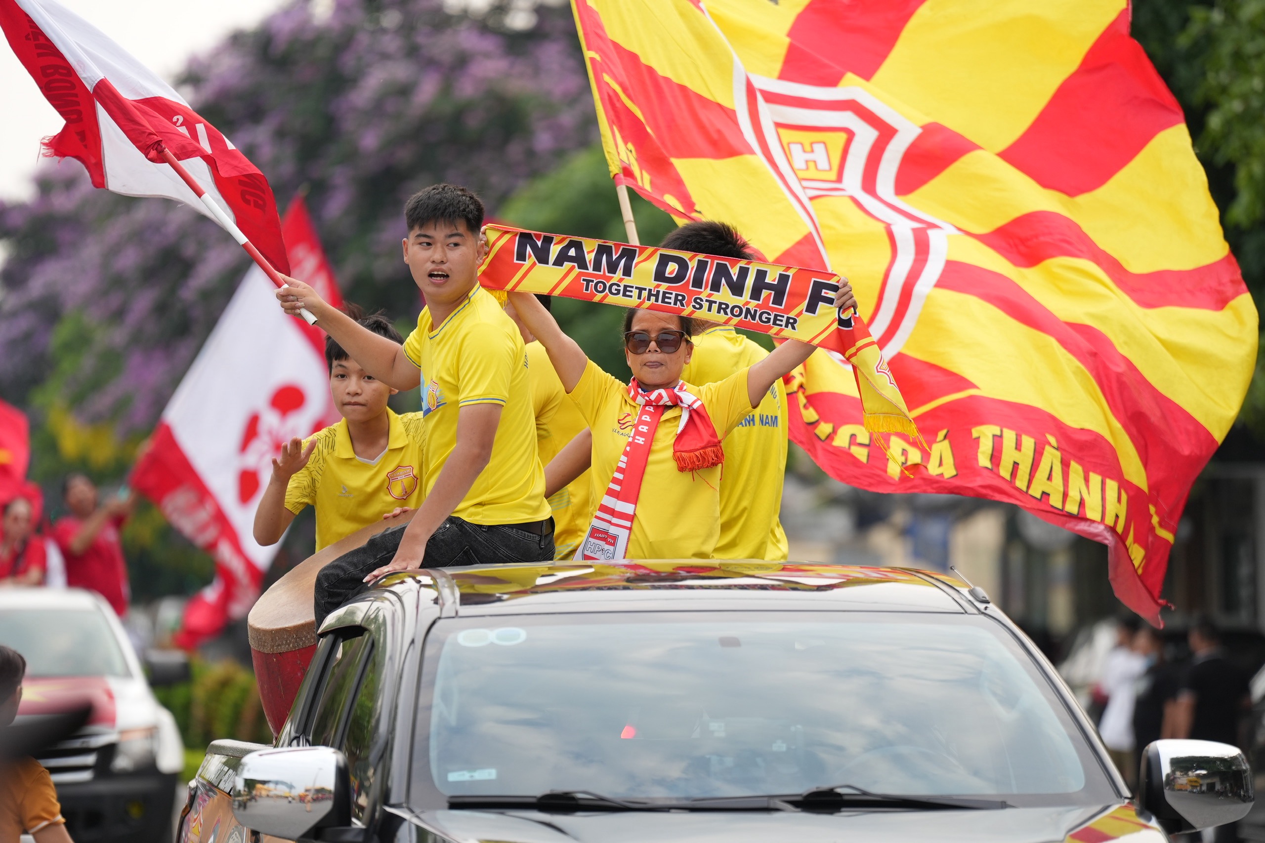 Hàng nghìn CĐV Nam Định, Hải Phòng diễu hành đến sân Thiên Trường- Ảnh 2.