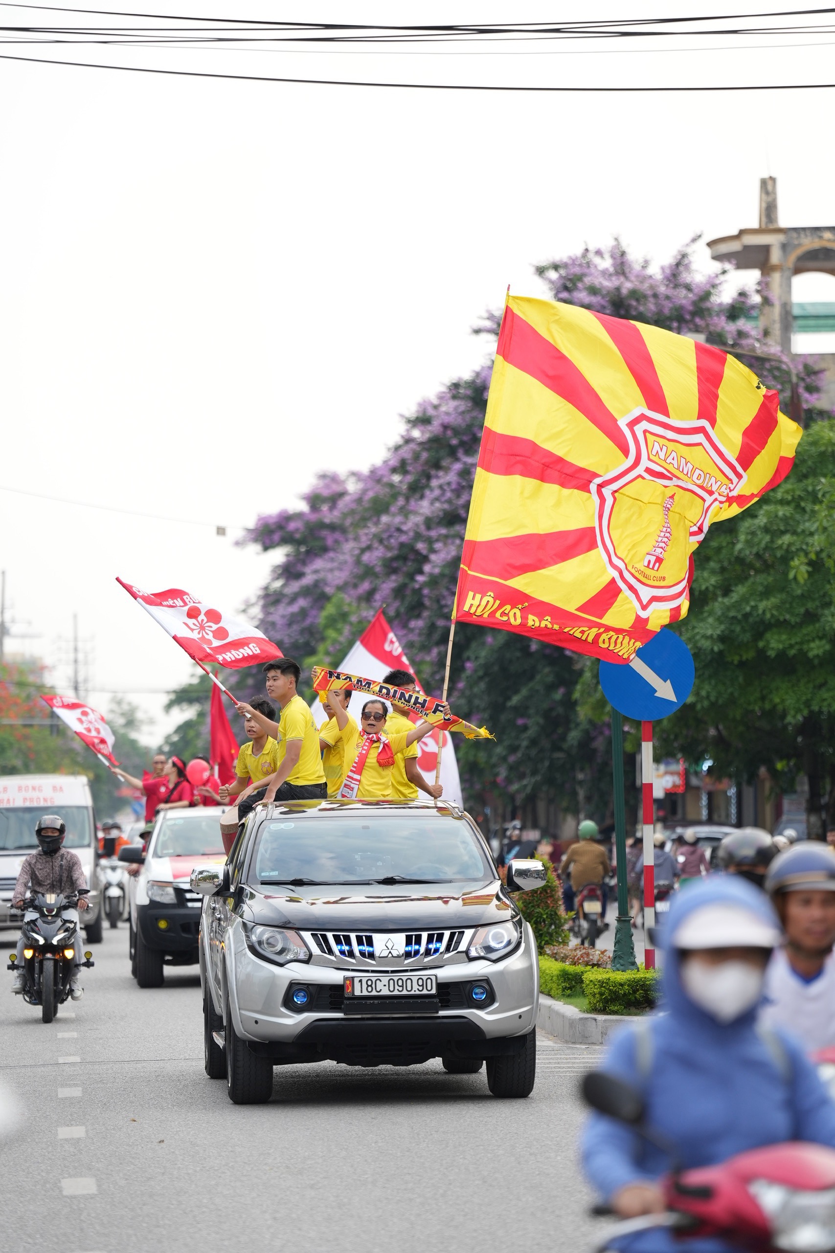 Hàng nghìn CĐV Nam Định, Hải Phòng diễu hành đến sân Thiên Trường- Ảnh 5.