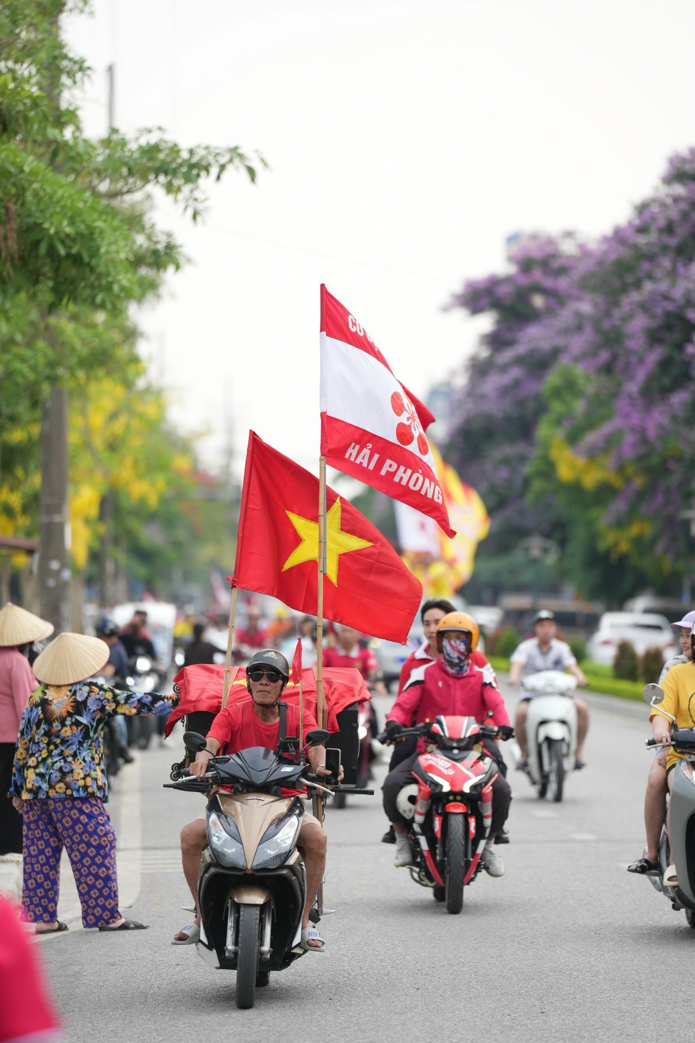 Hàng nghìn CĐV Nam Định, Hải Phòng diễu hành đến sân Thiên Trường- Ảnh 8.
