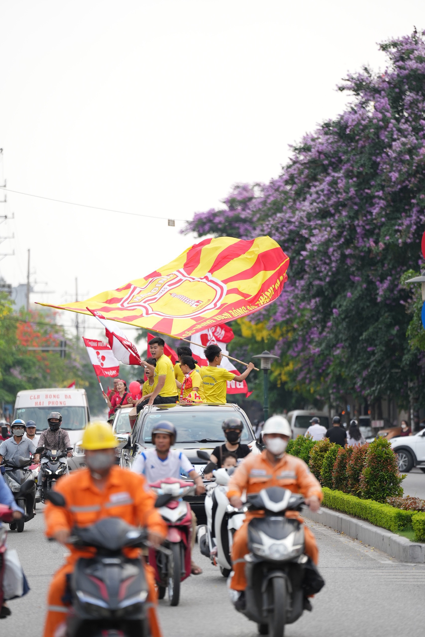 Hàng nghìn CĐV Nam Định, Hải Phòng diễu hành đến sân Thiên Trường- Ảnh 3.