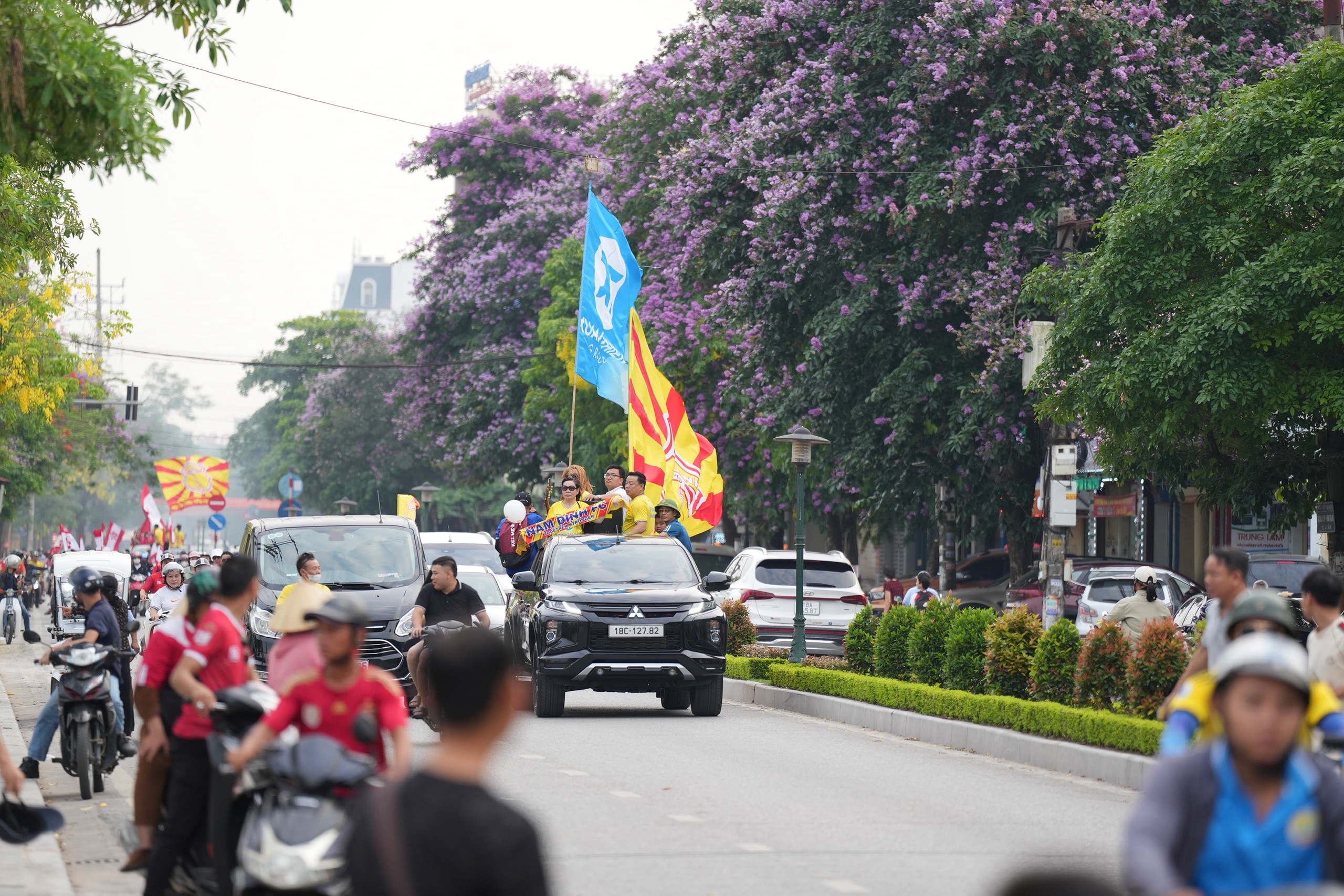 Hàng nghìn CĐV Nam Định, Hải Phòng diễu hành đến sân Thiên Trường- Ảnh 7.