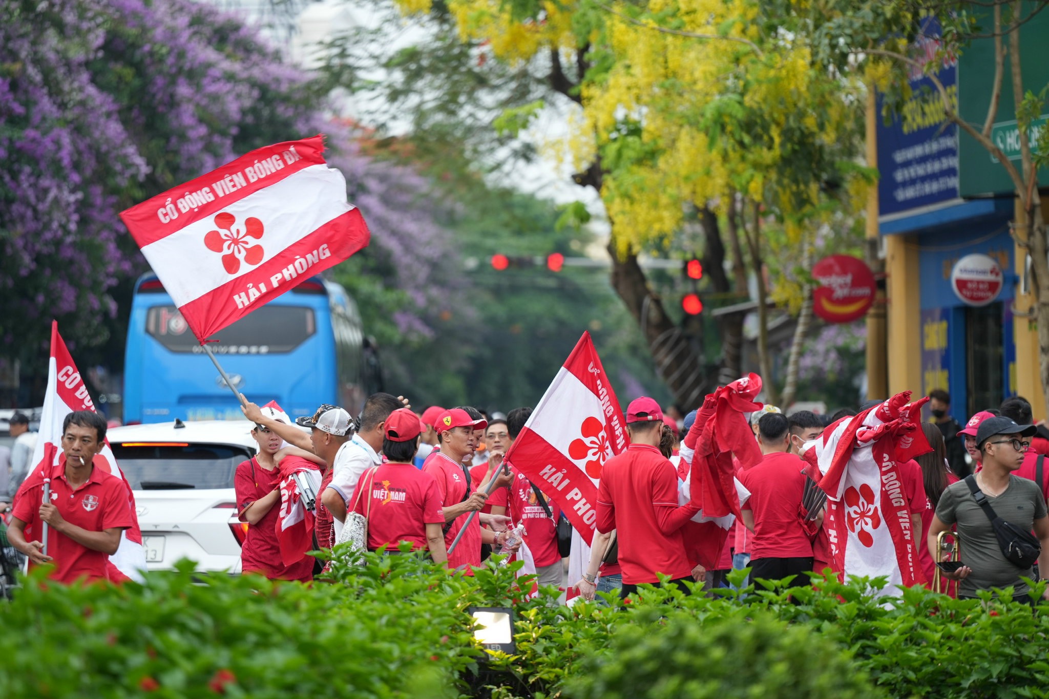 Hàng nghìn CĐV Nam Định, Hải Phòng diễu hành đến sân Thiên Trường- Ảnh 6.