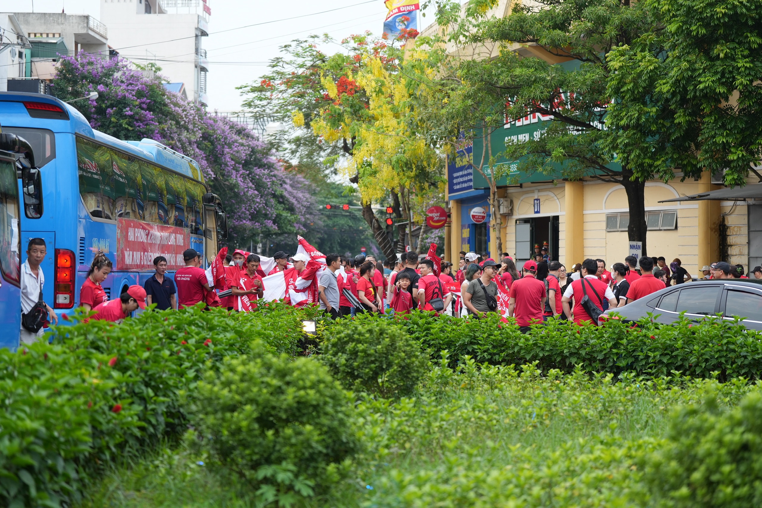 Hàng nghìn CĐV Nam Định, Hải Phòng diễu hành đến sân Thiên Trường- Ảnh 9.