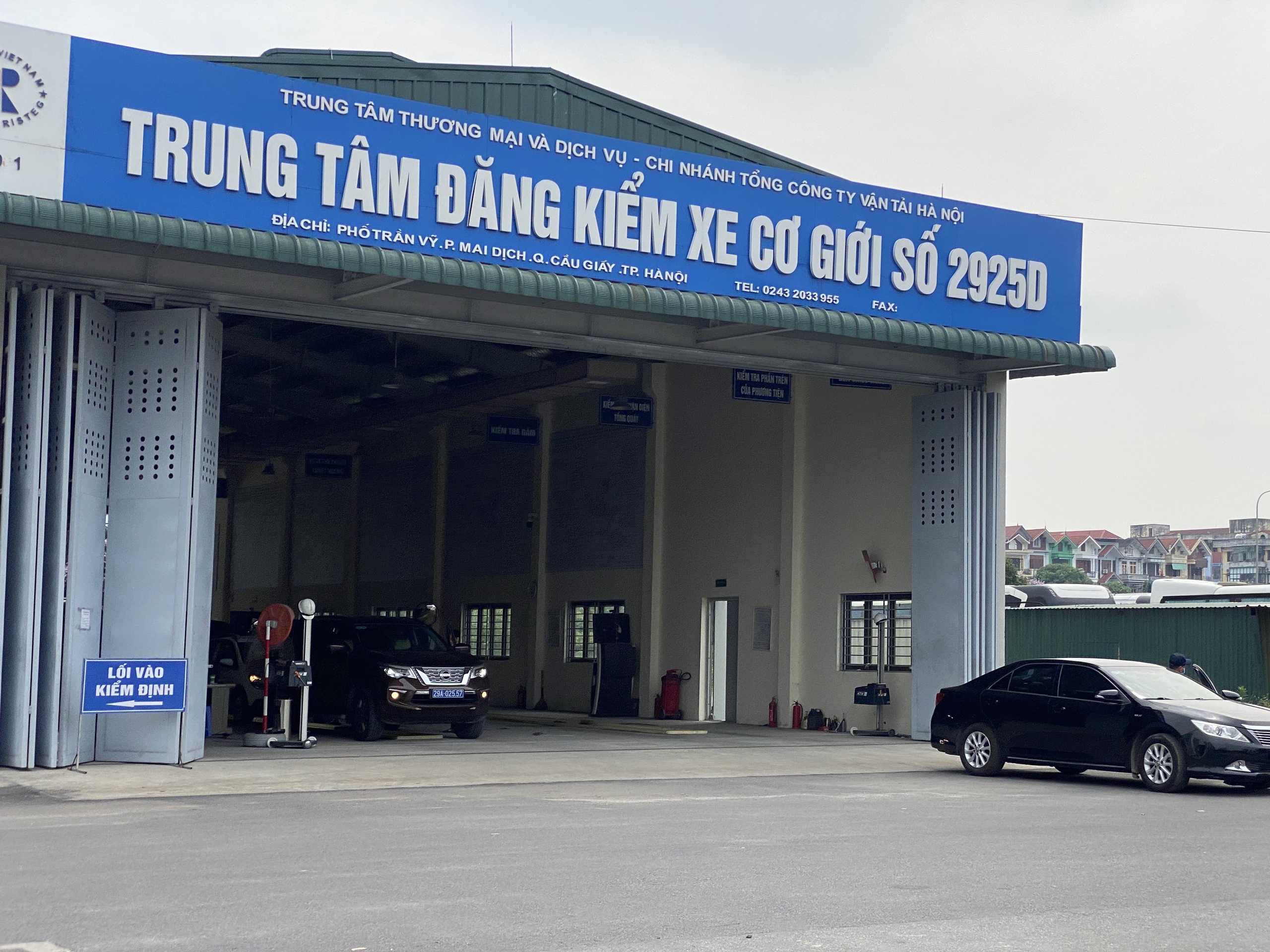 "Nghịch lý" tại Trung tâm đăng kiểm: Nơi thưa vắng, nơi ùn ứ- Ảnh 2.